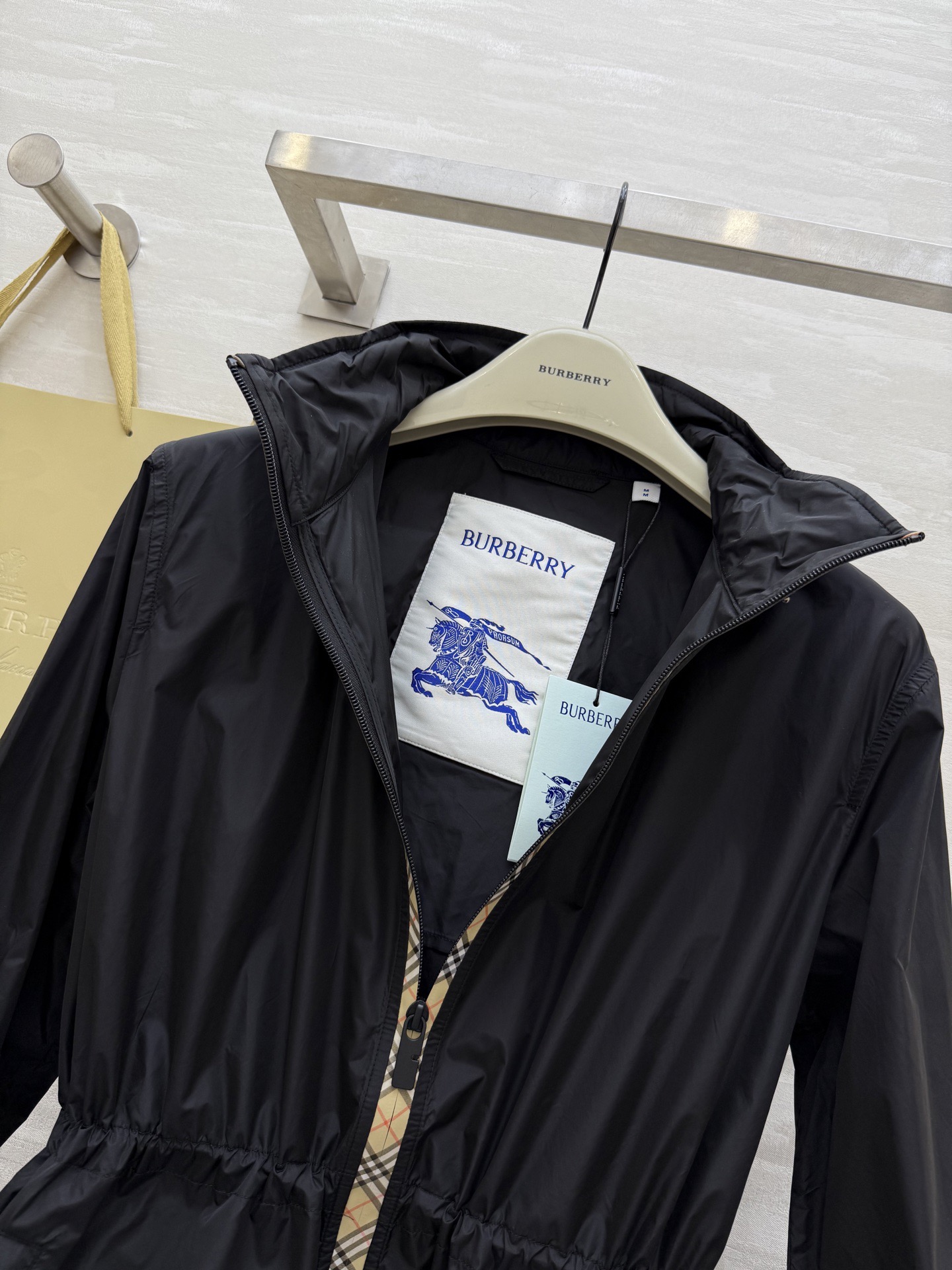 #BURBERR♡新款 轻薄抽绳中长款外套 格纹细节控看这里！轻薄外套巧搭经典格纹饰边 独特设计瞬间点亮