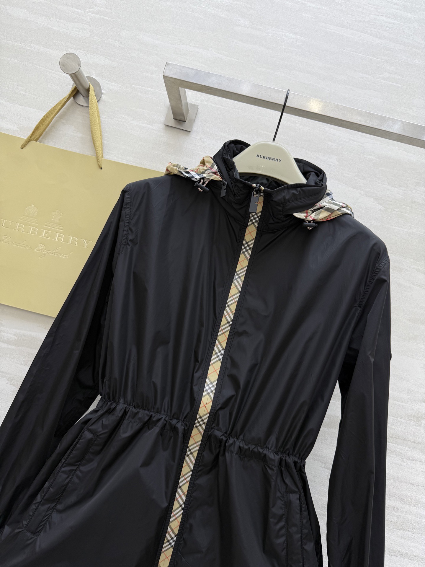 #BURBERR♡新款 轻薄抽绳中长款外套 格纹细节控看这里！轻薄外套巧搭经典格纹饰边 独特设计瞬间点亮