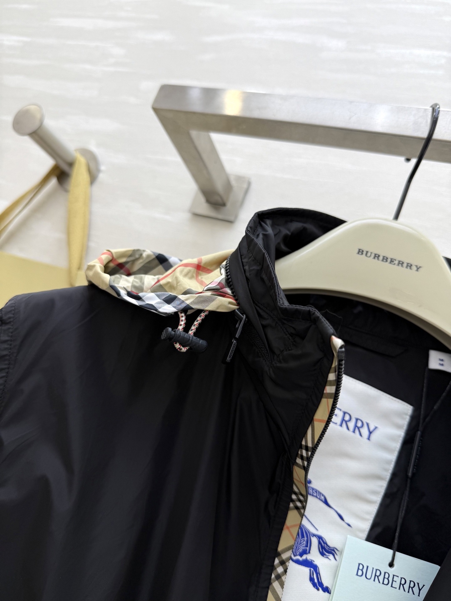 #BURBERR♡新款 轻薄抽绳中长款外套 格纹细节控看这里！轻薄外套巧搭经典格纹饰边 独特设计瞬间点亮