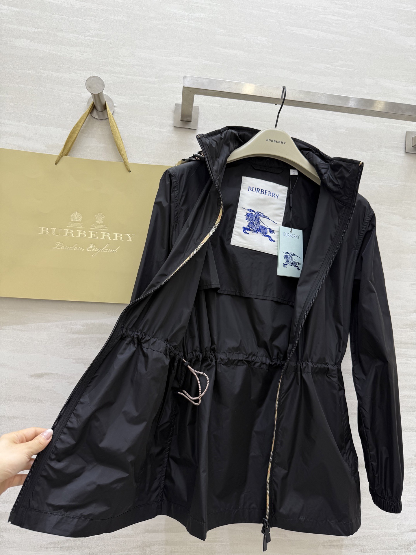 #BURBERR♡新款 轻薄抽绳中长款外套 格纹细节控看这里！轻薄外套巧搭经典格纹饰边 独特设计瞬间点亮