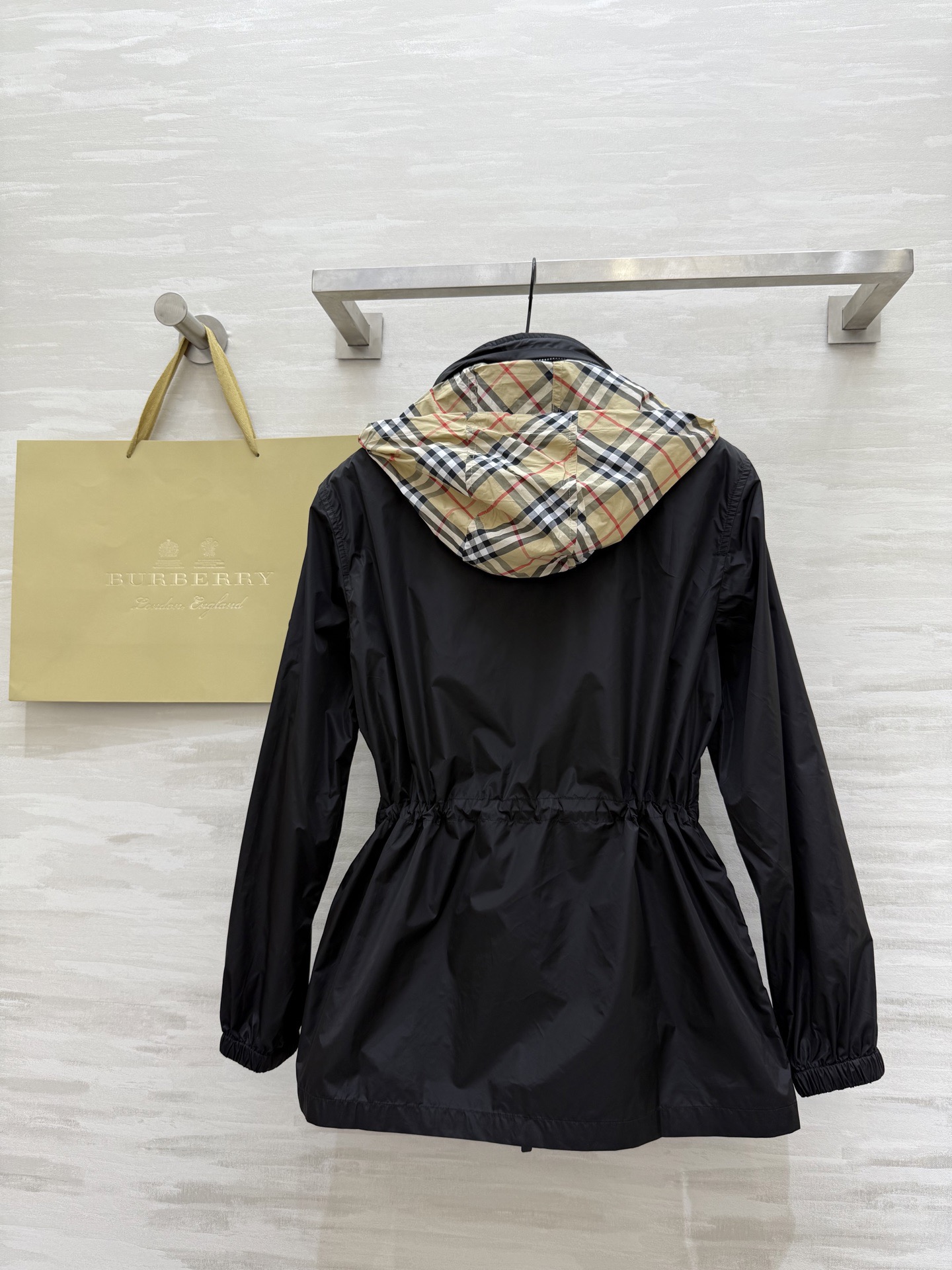 #BURBERR♡新款 轻薄抽绳中长款外套 格纹细节控看这里！轻薄外套巧搭经典格纹饰边 独特设计瞬间点亮