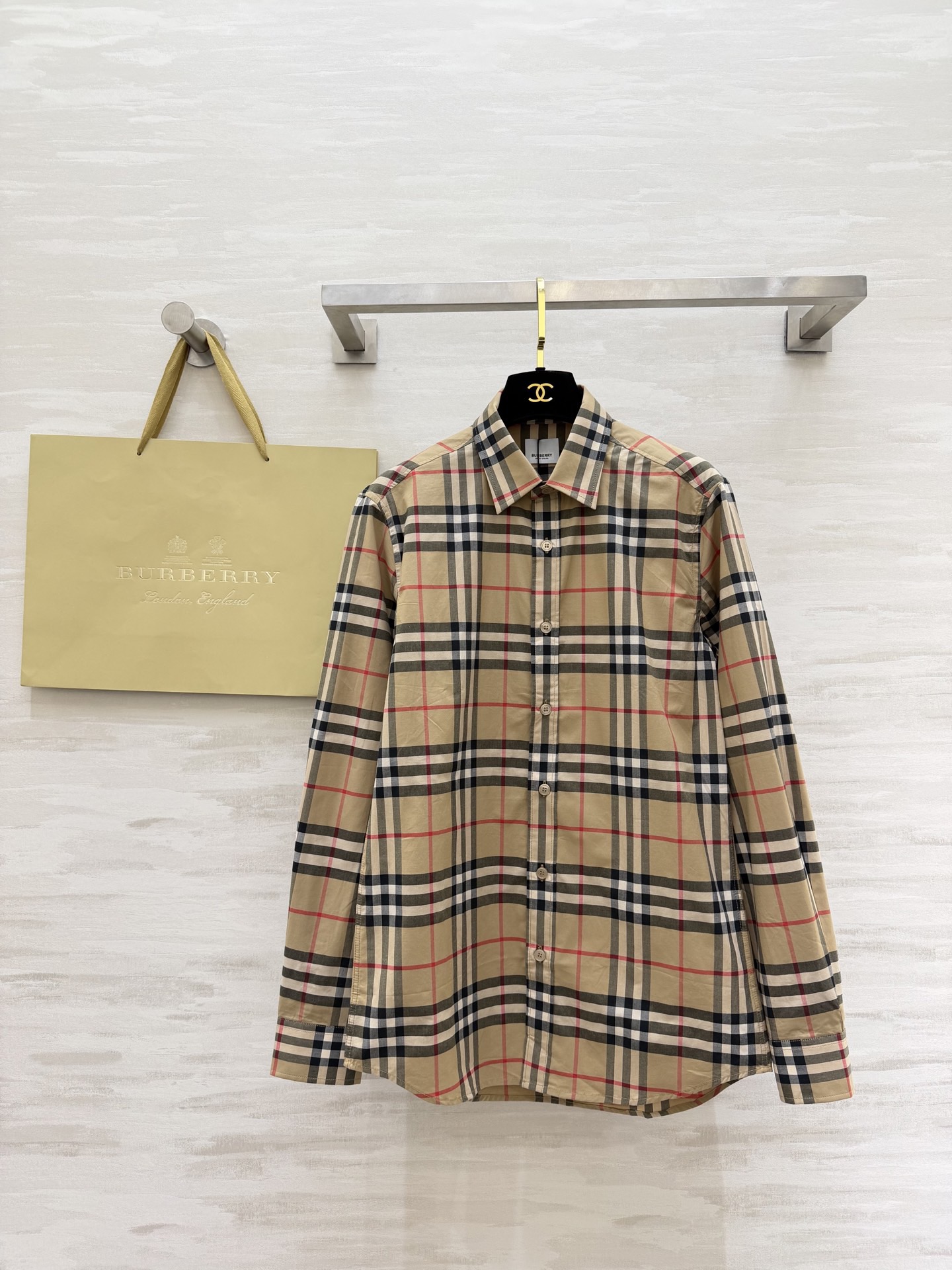 NO:720286,# the highest version on the market. The girl will inspect the goods, trim the three marks on the threads, and deliver the goods. You can send pictures and take videos. If you want quality or service, please add me on WeChat. We will not accept urgent orders. Burberr's new classic plaid shirt is mainly in khaki color with black and white and red lines, full of British style!  High-quality pure cotton material, soft and breathable, super comfortable to wear, a must-have in spring and autumn, pointed collar + single-breasted design, simple and elegant, same style for men and women, complete in sizes, whether worn alone or layered with jackets, you can easily create a fashionable casual or business casual style!  A versatile item in your wardrobe!  High-quality customization, available in stock first size S/M/L/XL/XXL (S size shoulder width 39, bust 100, length 70), Burberry - clothing, burberry, jackets & coats,19860909#市面最高版本小妹验货、修剪线头上三标、发货可发图及拍视频,要品质要服务的加我微信,不接急单. Burberr新款 经典格纹衬衣 卡其色主调搭配黑白红线条 英伦风满满！高品质纯棉材质 柔软透气 穿着超舒适 春秋季节必备 尖领+单排扣设计简约大方 男女同款 尺码齐全无论单穿还是叠搭外套 都能轻松打造时尚休闲或商务休闲风格 ！衣橱里的百搭神器！高品质定制 现货首发sizeS/M/L/XL/XXL（s码肩宽39,胸围100,衣长70）,博柏利-服装,burberry,jackets & coats,,Women's clothing