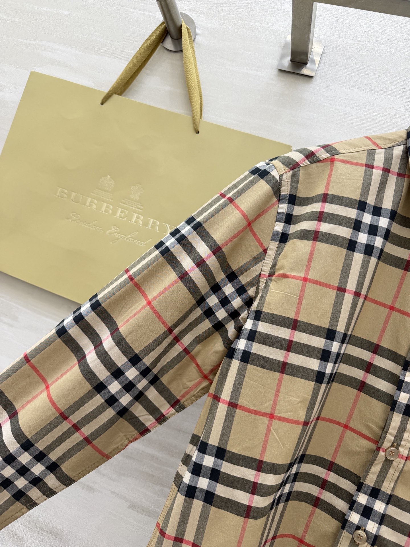 #Burberr♡²⁶新款 经典格纹衬衣 卡其色主调搭配黑白红线条 英伦风满满！高品质纯棉材质 柔软透气