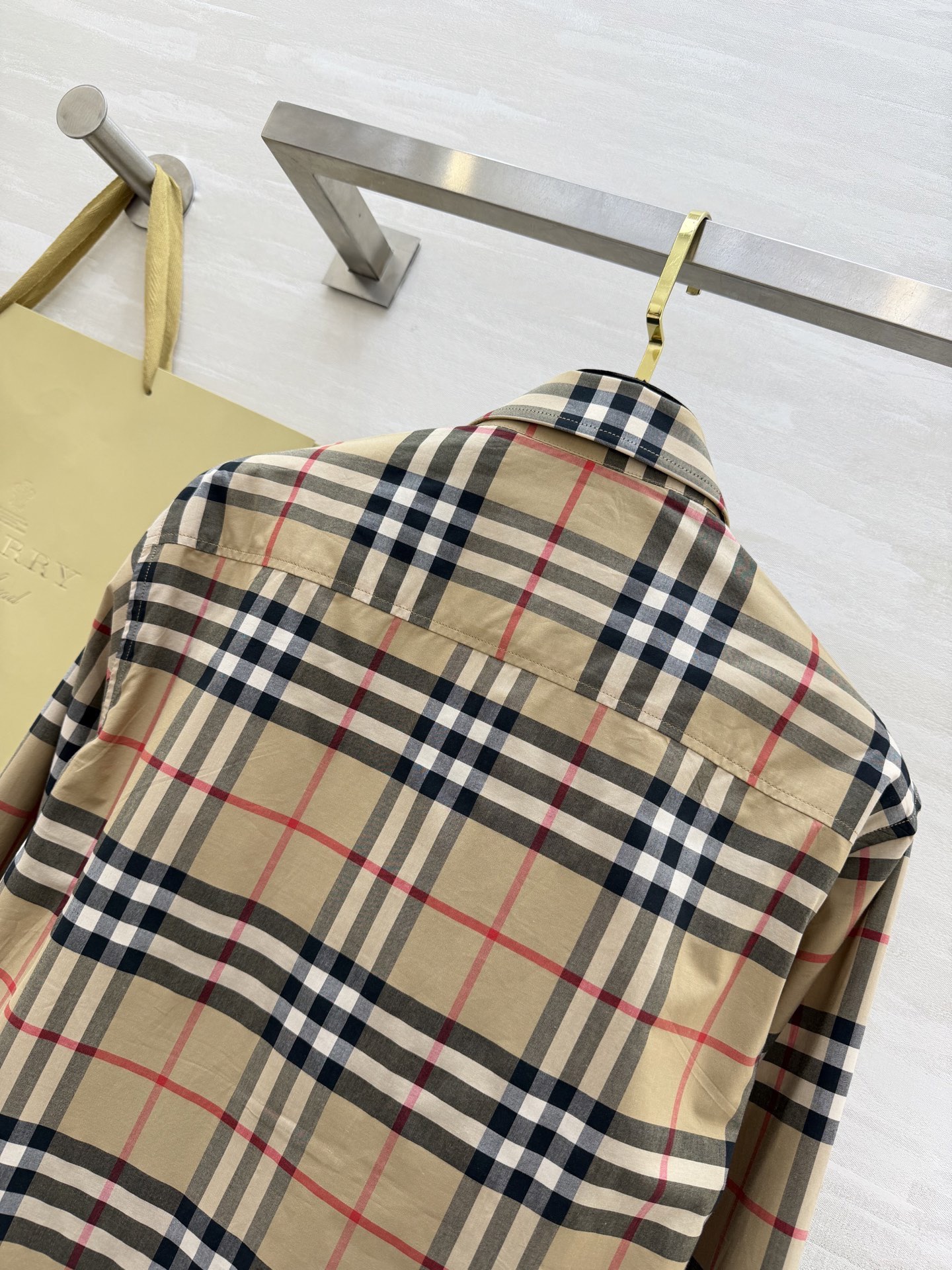 #Burberr♡²⁶新款 经典格纹衬衣 卡其色主调搭配黑白红线条 英伦风满满！高品质纯棉材质 柔软透气
