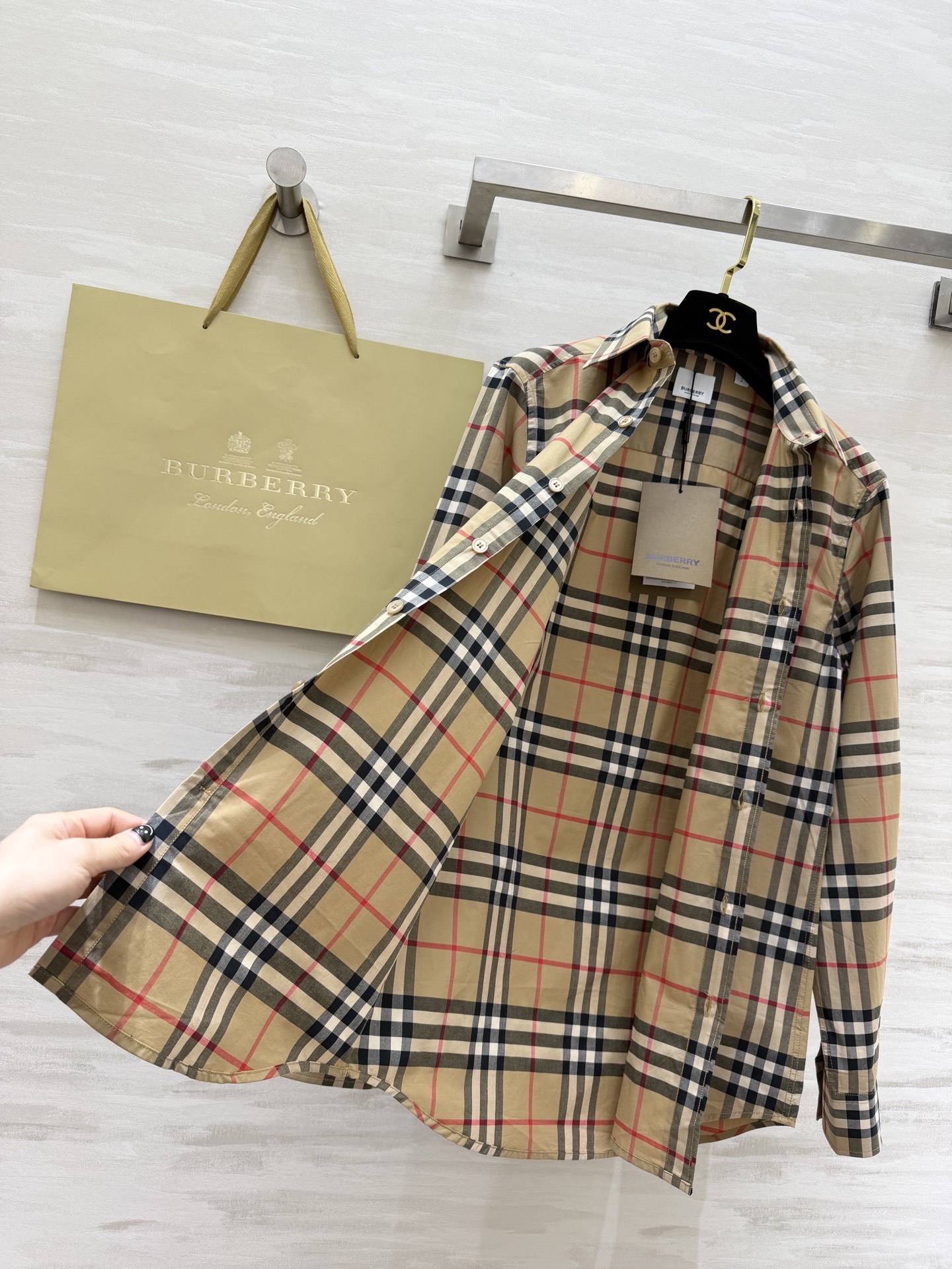 #Burberr♡²⁶新款 经典格纹衬衣 卡其色主调搭配黑白红线条 英伦风满满！高品质纯棉材质 柔软透气