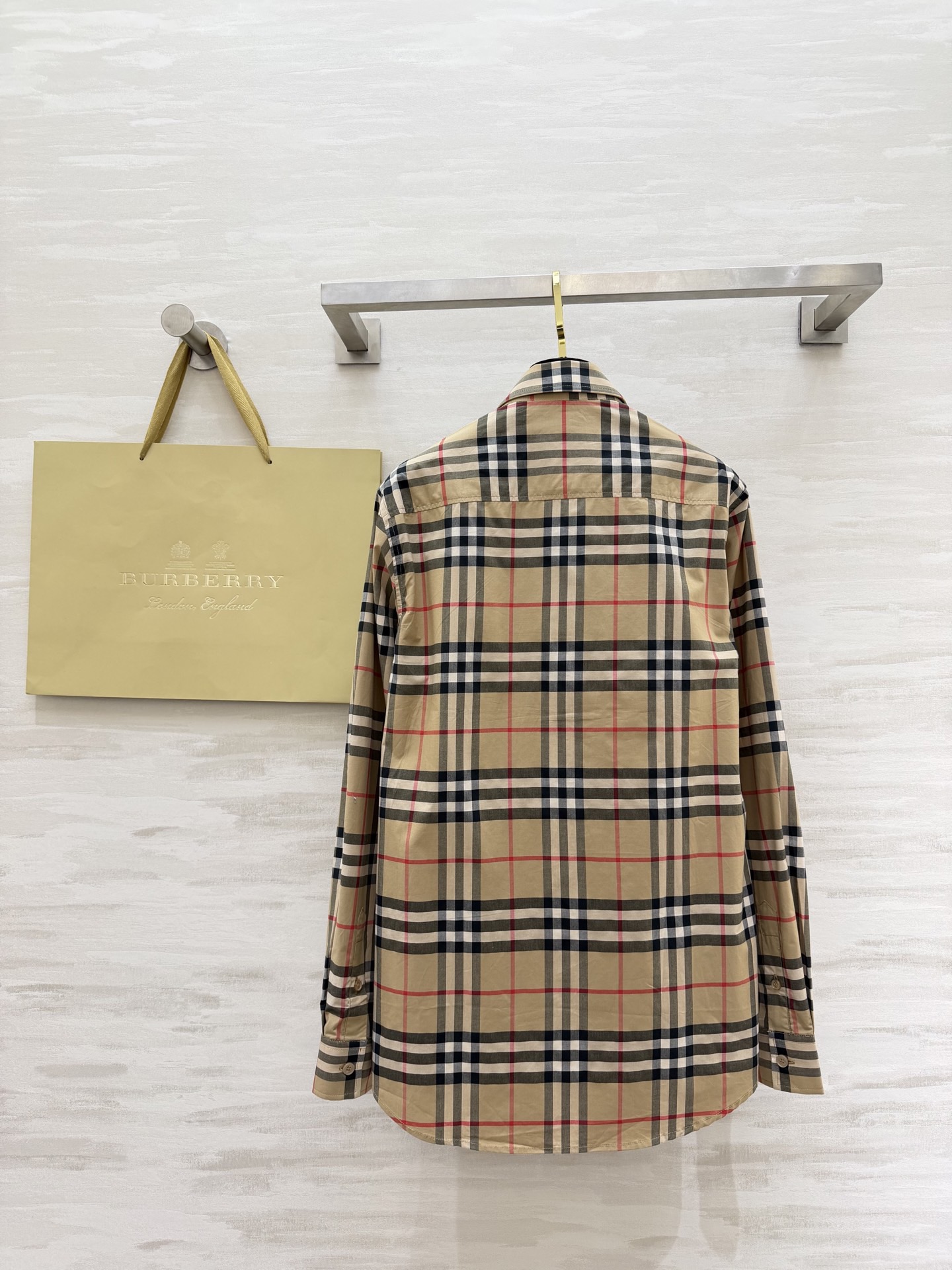 #Burberr♡²⁶新款 经典格纹衬衣 卡其色主调搭配黑白红线条 英伦风满满！高品质纯棉材质 柔软透气