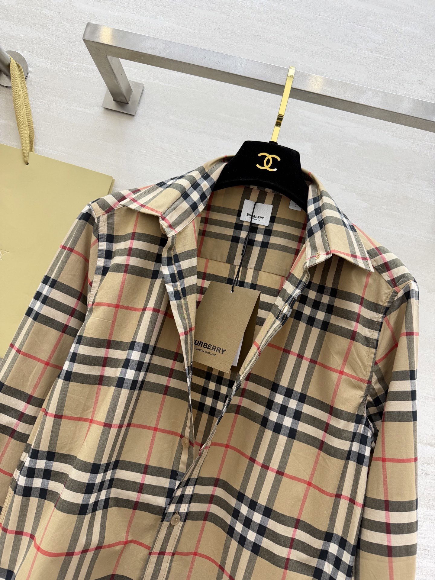 #Burberr♡²⁶新款 经典格纹衬衣 卡其色主调搭配黑白红线条 英伦风满满！高品质纯棉材质 柔软透气