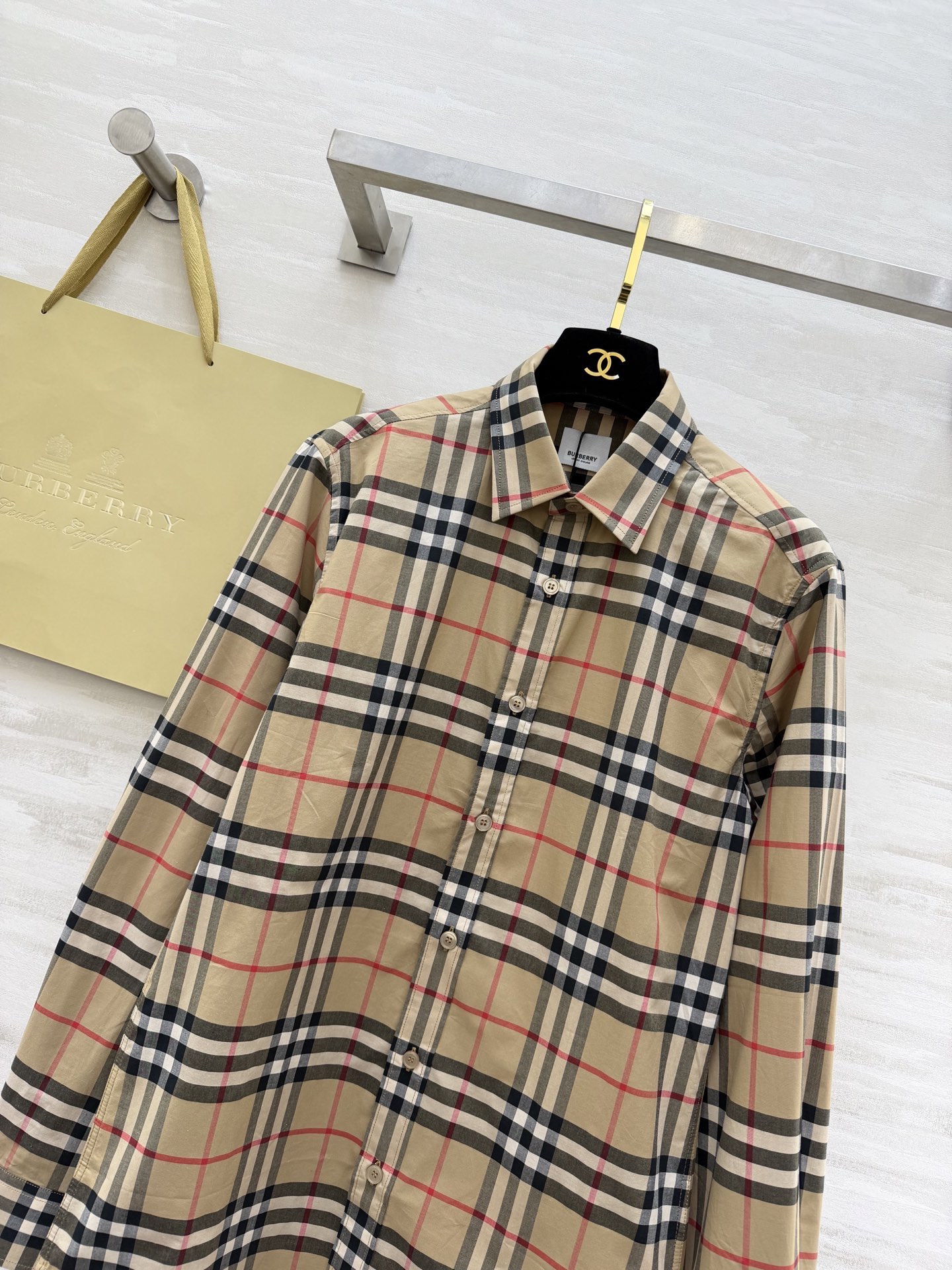 #Burberr♡²⁶新款 经典格纹衬衣 卡其色主调搭配黑白红线条 英伦风满满！高品质纯棉材质 柔软透气