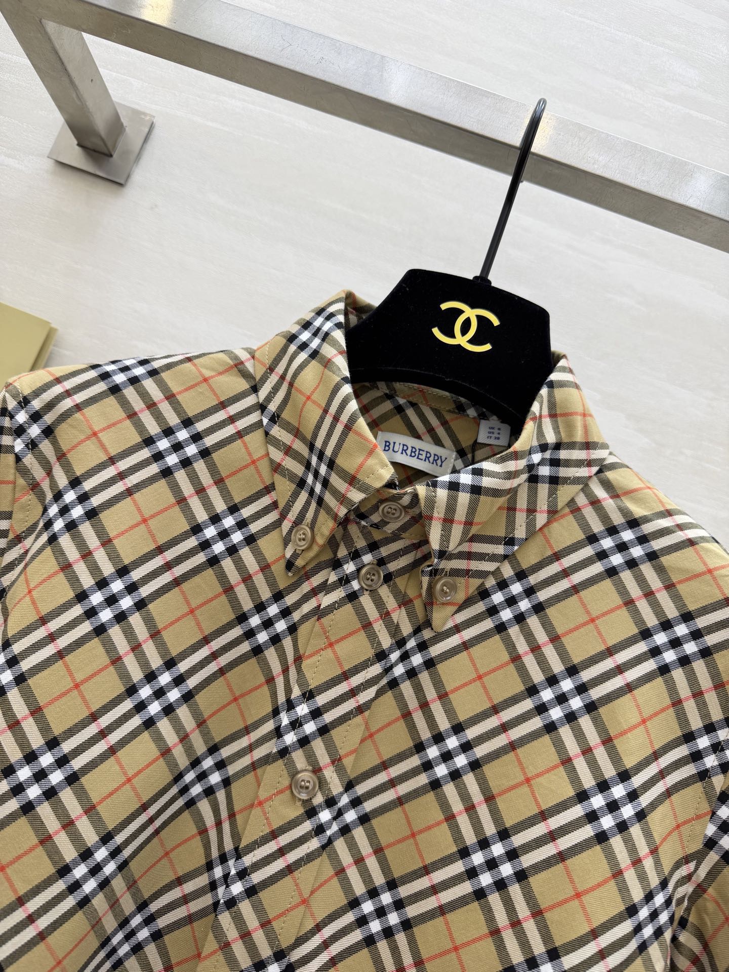 #Burberr♡²⁶新款 斜纹格纹衬衣 采用标志性斜格纹设计英伦风满满 100%精梳棉 穿着超舒适 日