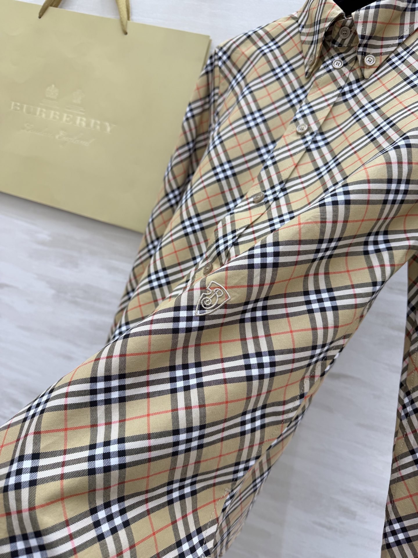 #Burberr♡²⁶新款 斜纹格纹衬衣 采用标志性斜格纹设计英伦风满满 100%精梳棉 穿着超舒适 日