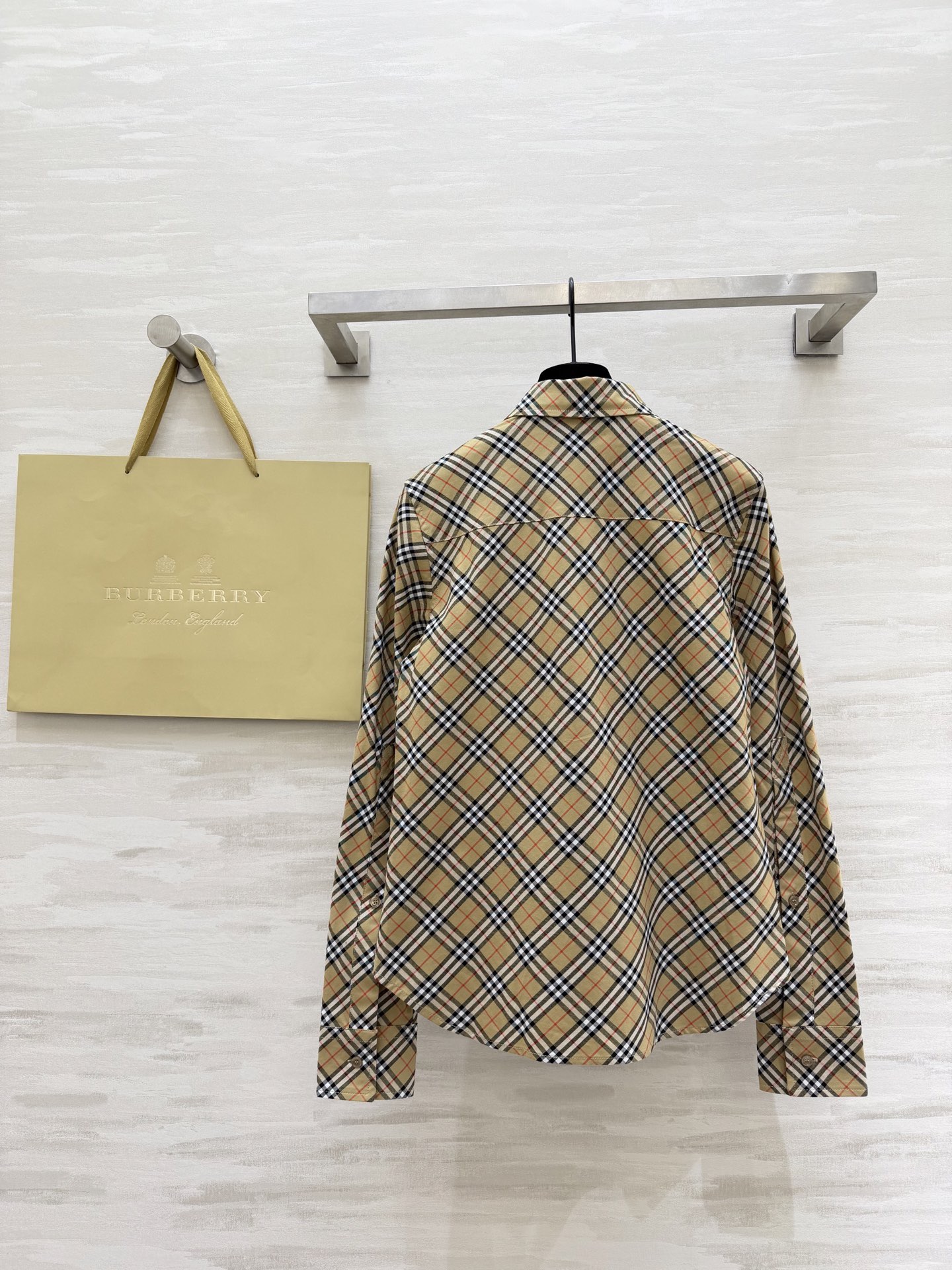 #Burberr♡²⁶新款 斜纹格纹衬衣 采用标志性斜格纹设计英伦风满满 100%精梳棉 穿着超舒适 日