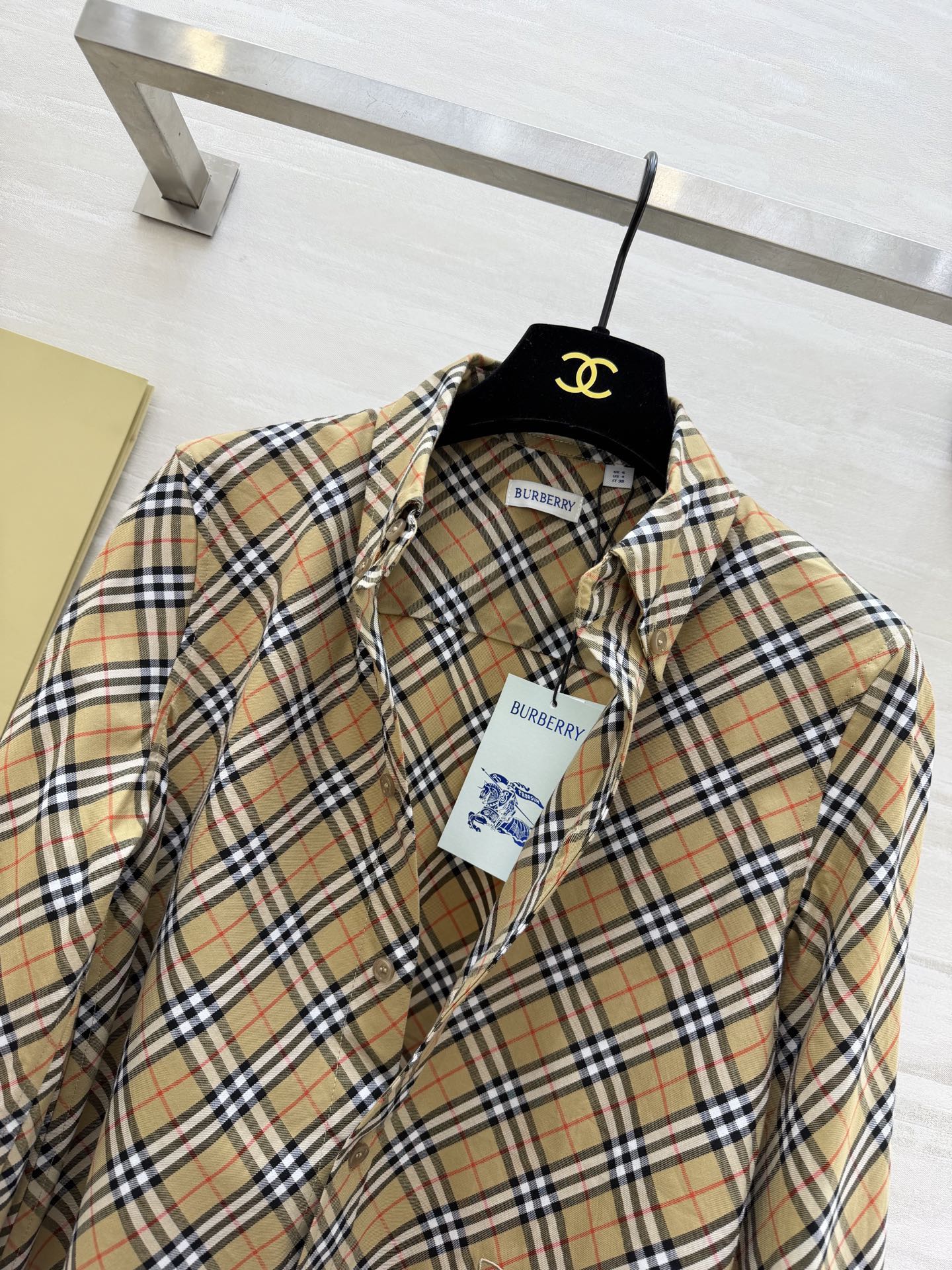 #Burberr♡²⁶新款 斜纹格纹衬衣 采用标志性斜格纹设计英伦风满满 100%精梳棉 穿着超舒适 日