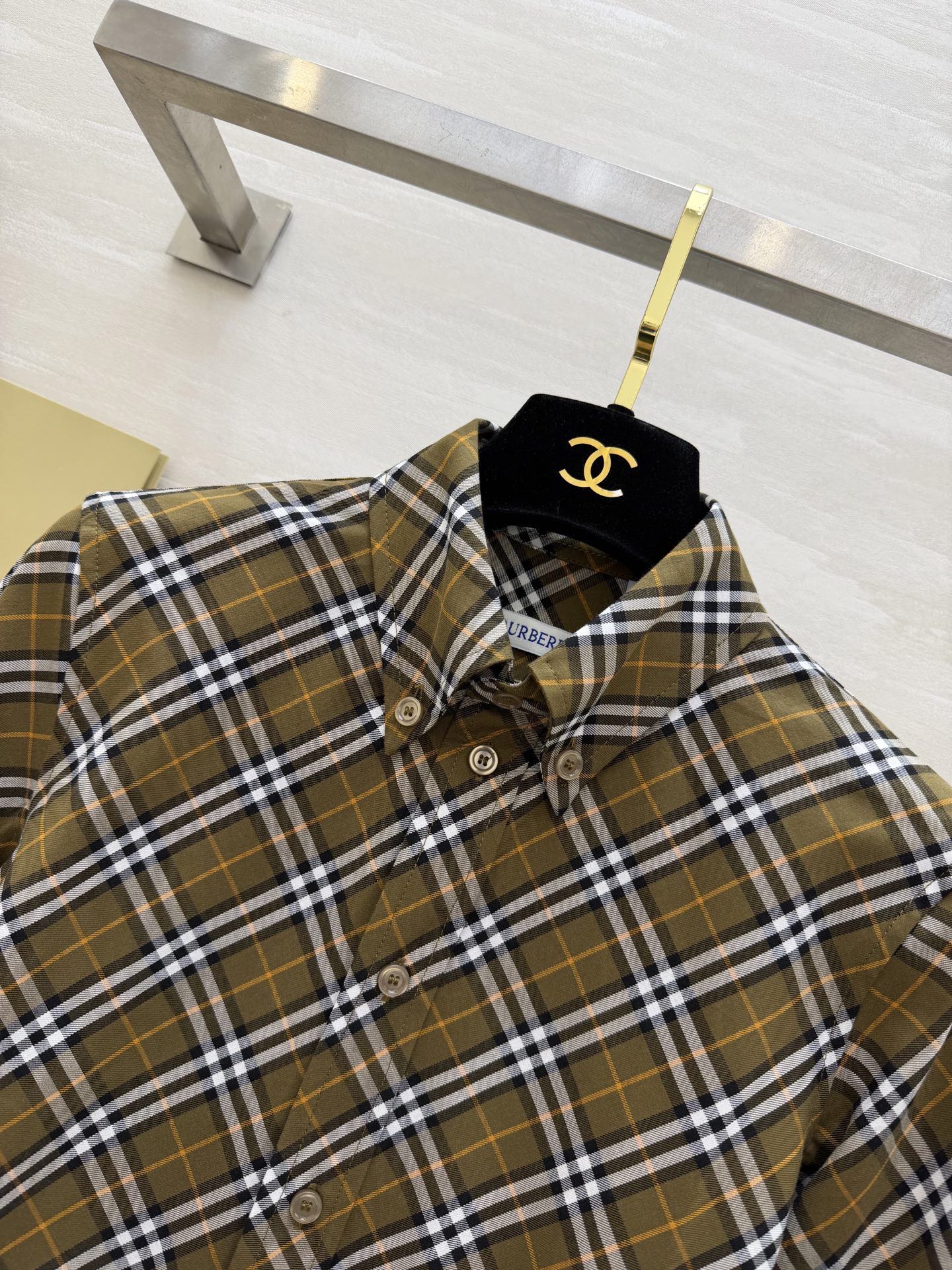 #Burberr♡²⁶新款 斜纹格纹衬衣 采用标志性斜格纹设计英伦风满满 100%精梳棉 穿着超舒适 日