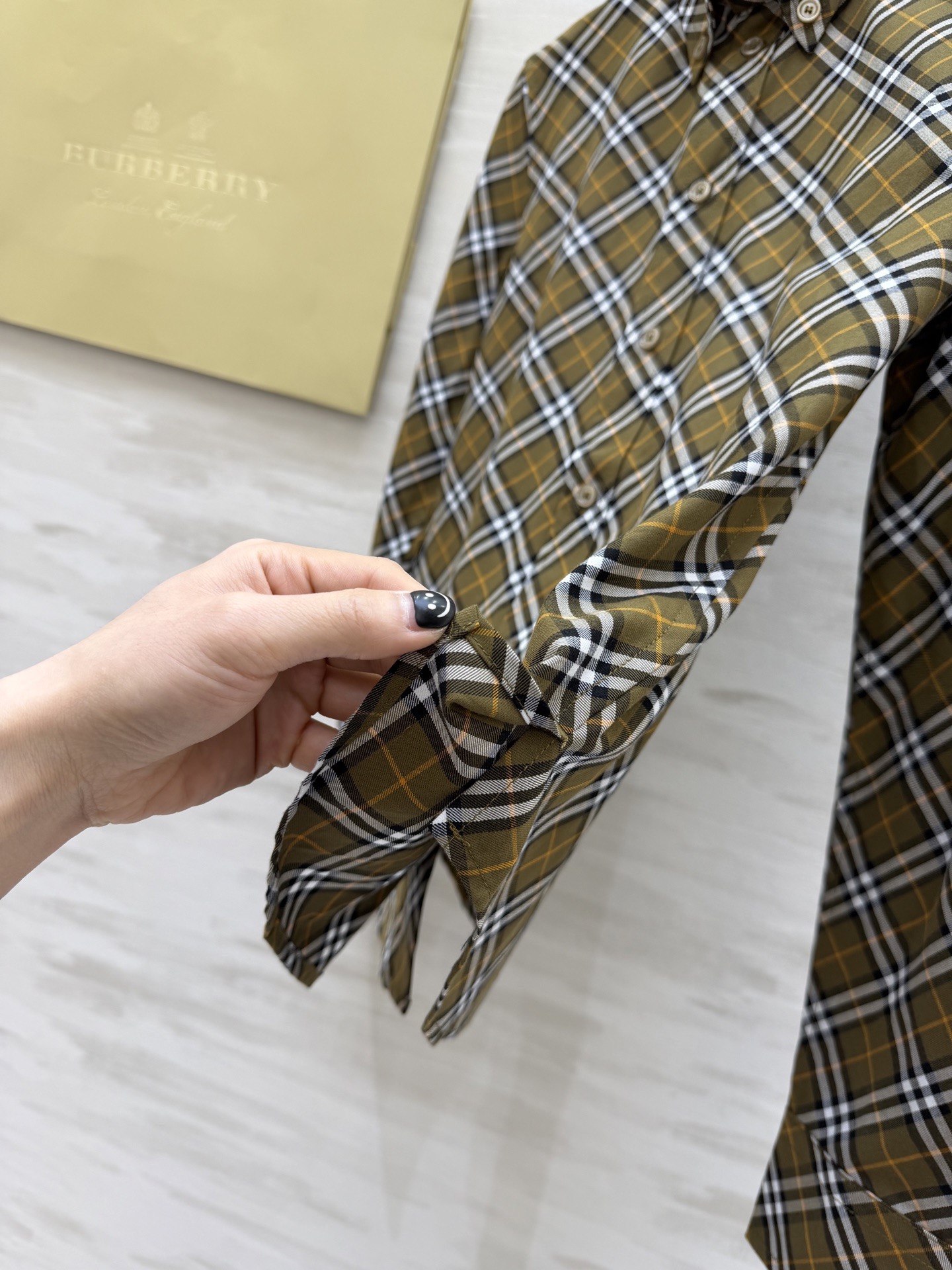 #Burberr♡²⁶新款 斜纹格纹衬衣 采用标志性斜格纹设计英伦风满满 100%精梳棉 穿着超舒适 日