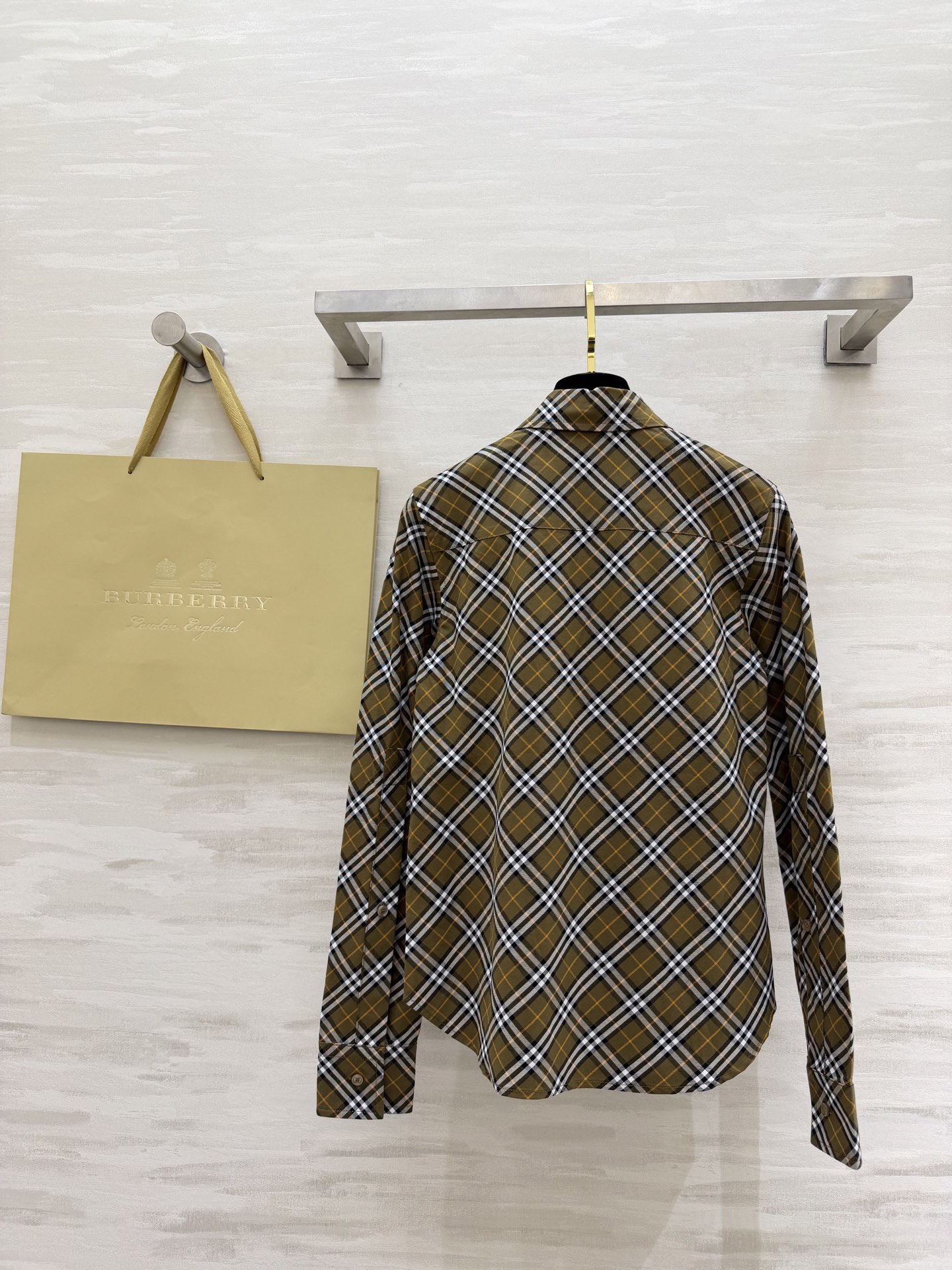 #Burberr♡²⁶新款 斜纹格纹衬衣 采用标志性斜格纹设计英伦风满满 100%精梳棉 穿着超舒适 日