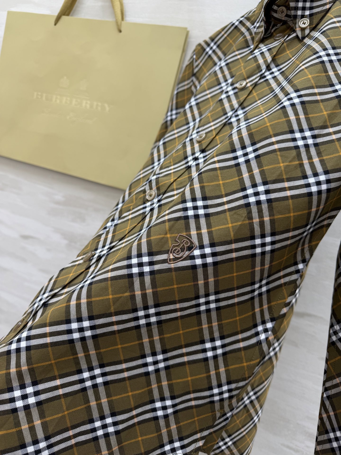 #Burberr♡²⁶新款 斜纹格纹衬衣 采用标志性斜格纹设计英伦风满满 100%精梳棉 穿着超舒适 日