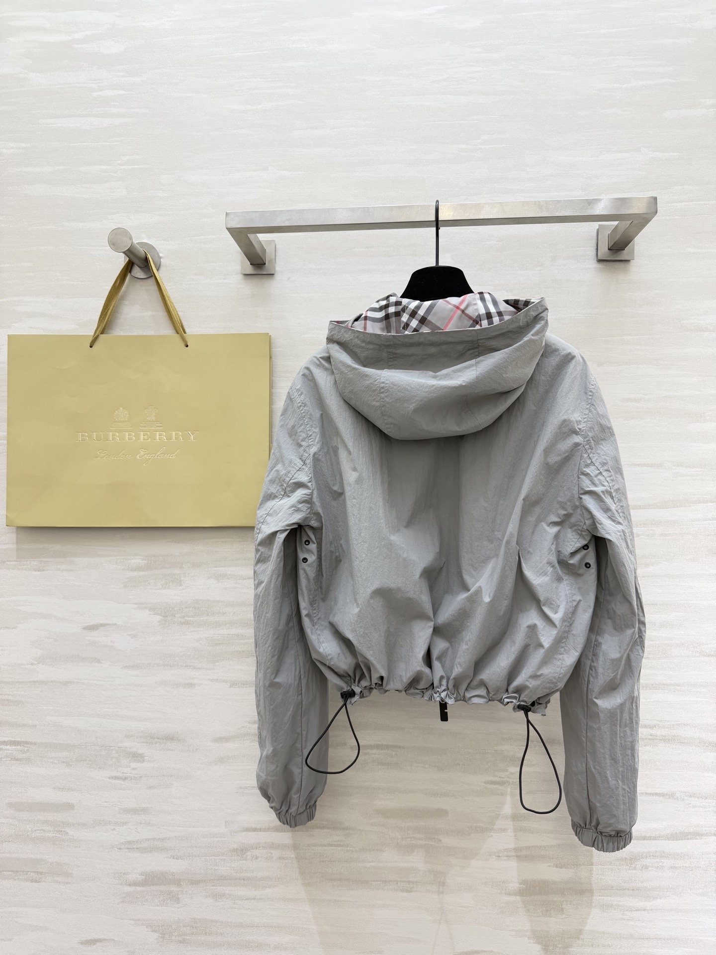 #Burberr²⁶春夏新款 双面可穿连帽外套 一面是带有格纹元素 洋溢春日温暖 一面纯黑简约大气 休闲