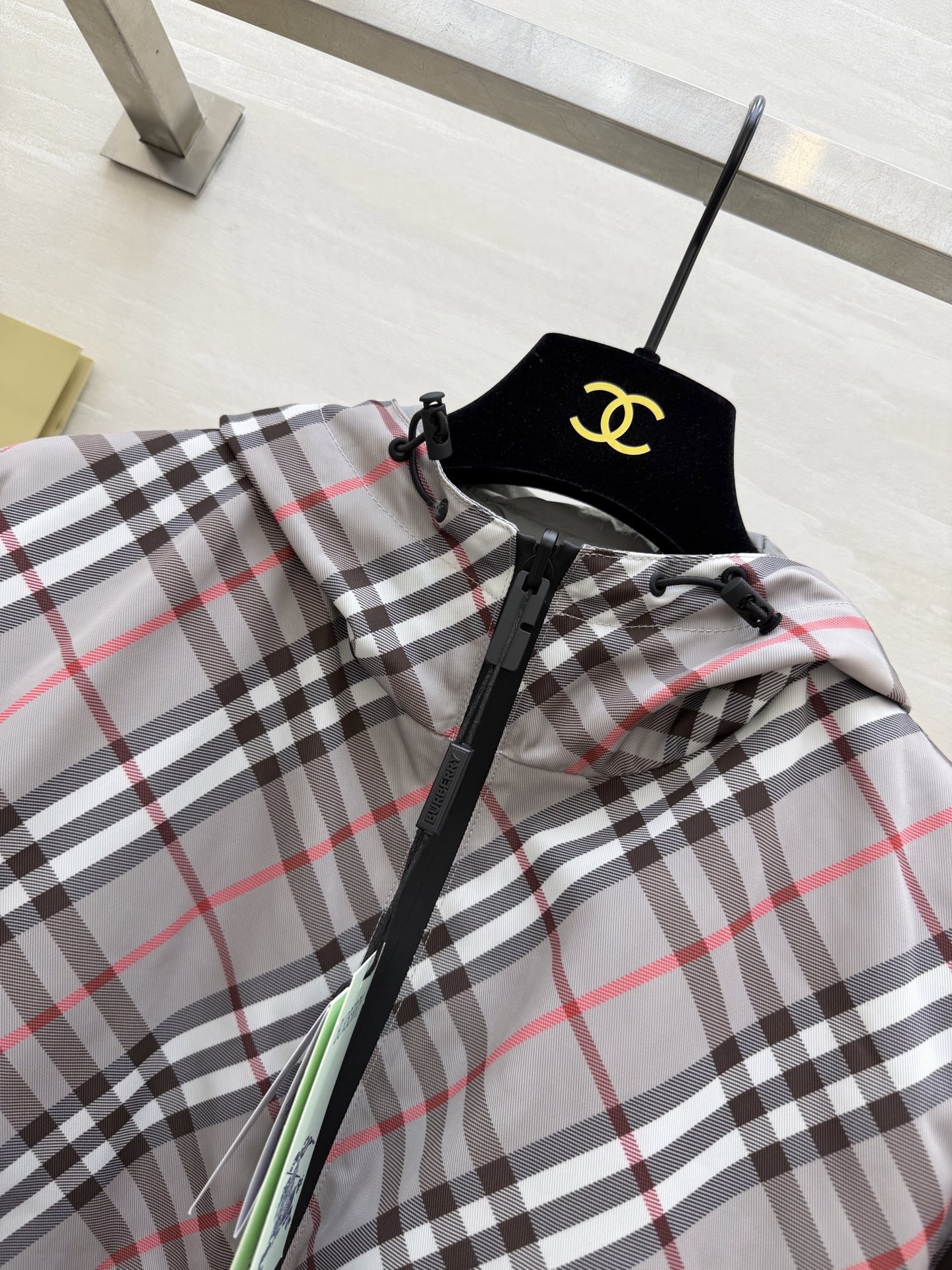 #Burberr²⁶春夏新款 双面可穿连帽外套 一面是带有格纹元素 洋溢春日温暖 一面纯黑简约大气 休闲