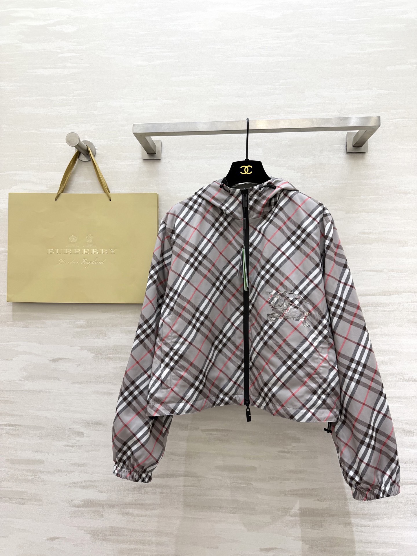 NO:720261,#The highest version on the market. The girl inspects the goods, trims the three marks on the threads, and delivers the goods. You can post pictures and take videos. If you want quality or service, please add me on WeChat. We will not accept urgent orders. Burberr's new spring and summer style double-sided hooded jacket. One side has plaid elements, full of spring warmth, and the other side is pure black, simple and elegant, casual and fashionable, a perfect tool for reducing age!  High-quality customization, available in stock first size S/M/L/XL/XXL (M size shoulder width 45, bust 112, length 54), Burberry - clothing, burberry, jackets & coats, hats,19860909#市面最高版本小妹验货、修剪线头上三标、发货可发图及拍视频,要品质要服务的加我微信,不接急单. Burberr春夏新款 双面可穿连帽外套 一面是带有格纹元素 洋溢春日温暖 一面纯黑简约大气 休闲又时髦 妥妥的减龄利器！高品质定制 现货首发sizeS/M/L/XL/XXL（M码肩宽45,胸围112,衣长54）,博柏利-服装,burberry,jackets & coats,hats,,Women's clothing