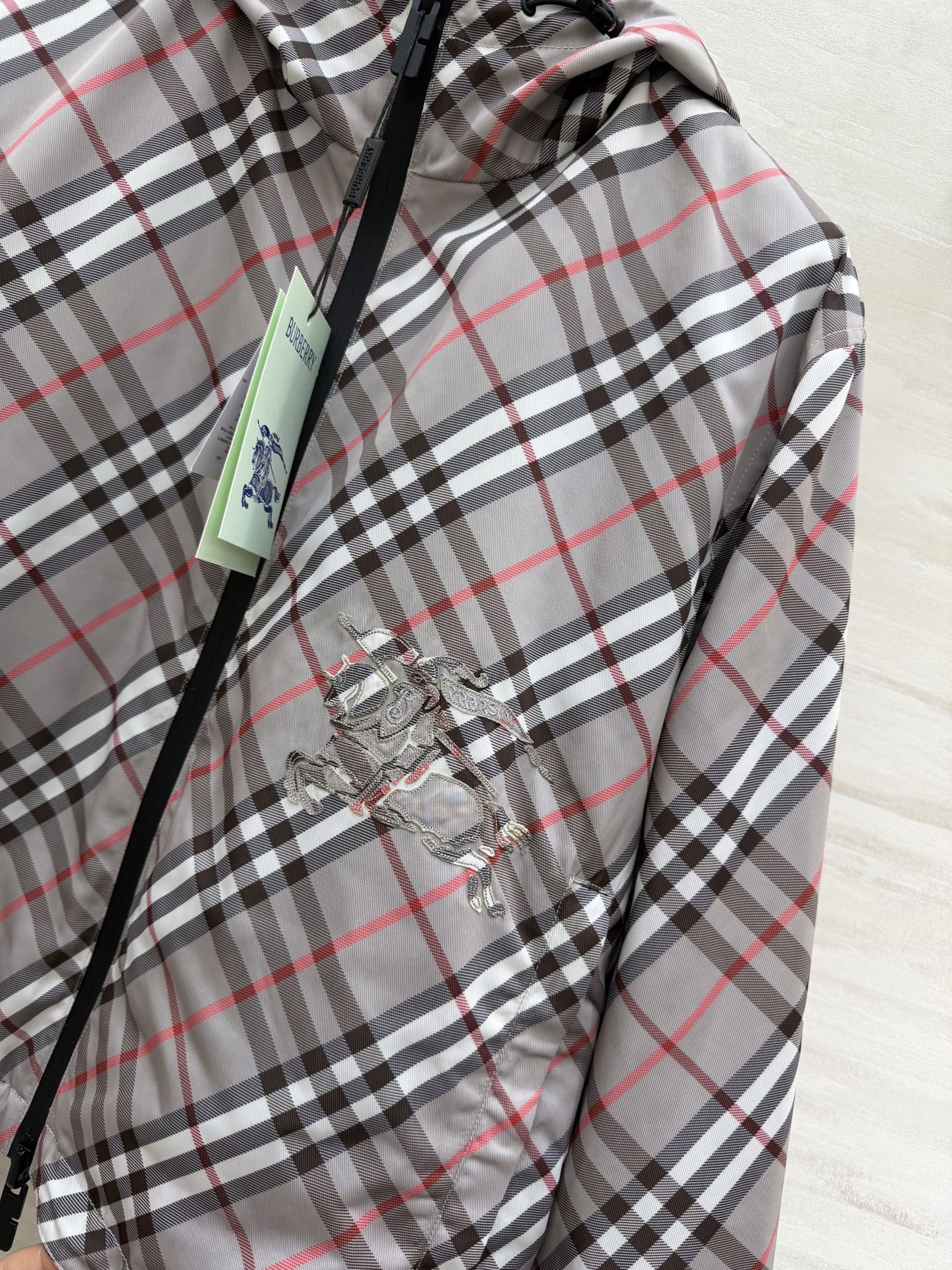 #Burberr²⁶春夏新款 双面可穿连帽外套 一面是带有格纹元素 洋溢春日温暖 一面纯黑简约大气 休闲