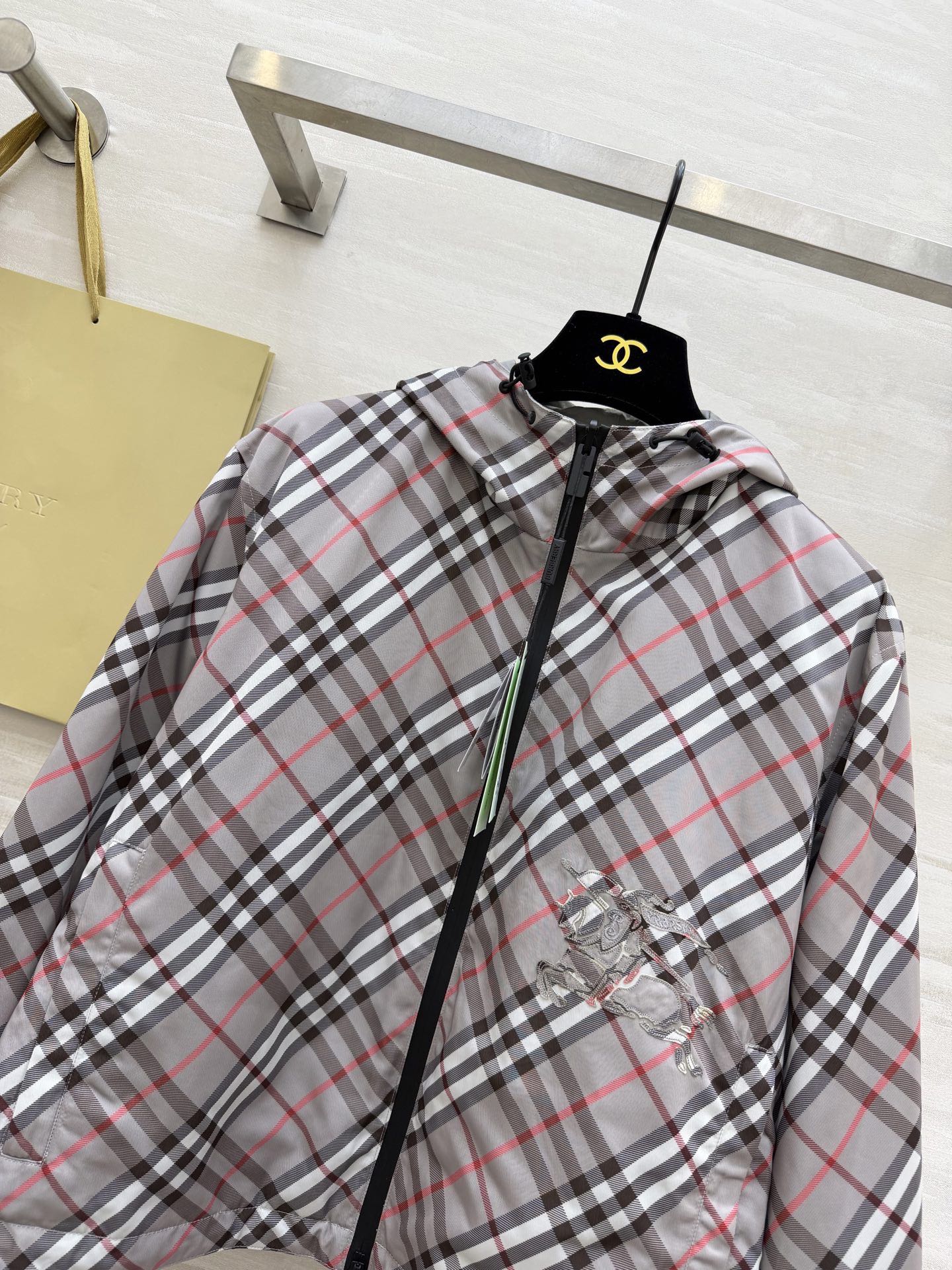 #Burberr²⁶春夏新款 双面可穿连帽外套 一面是带有格纹元素 洋溢春日温暖 一面纯黑简约大气 休闲