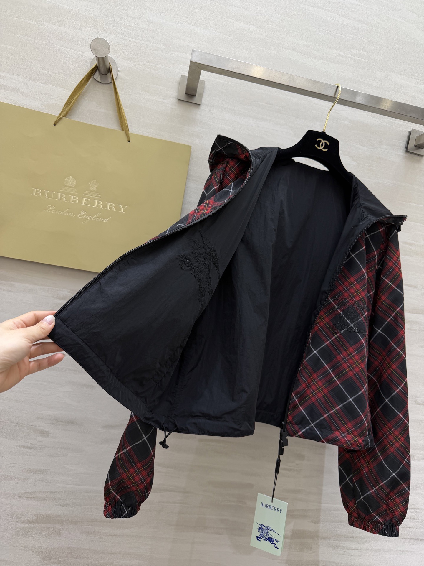 #Burberr²⁶春夏新款 双面可穿连帽外套 一面是带有格纹元素 洋溢春日温暖 一面纯黑简约大气 休闲