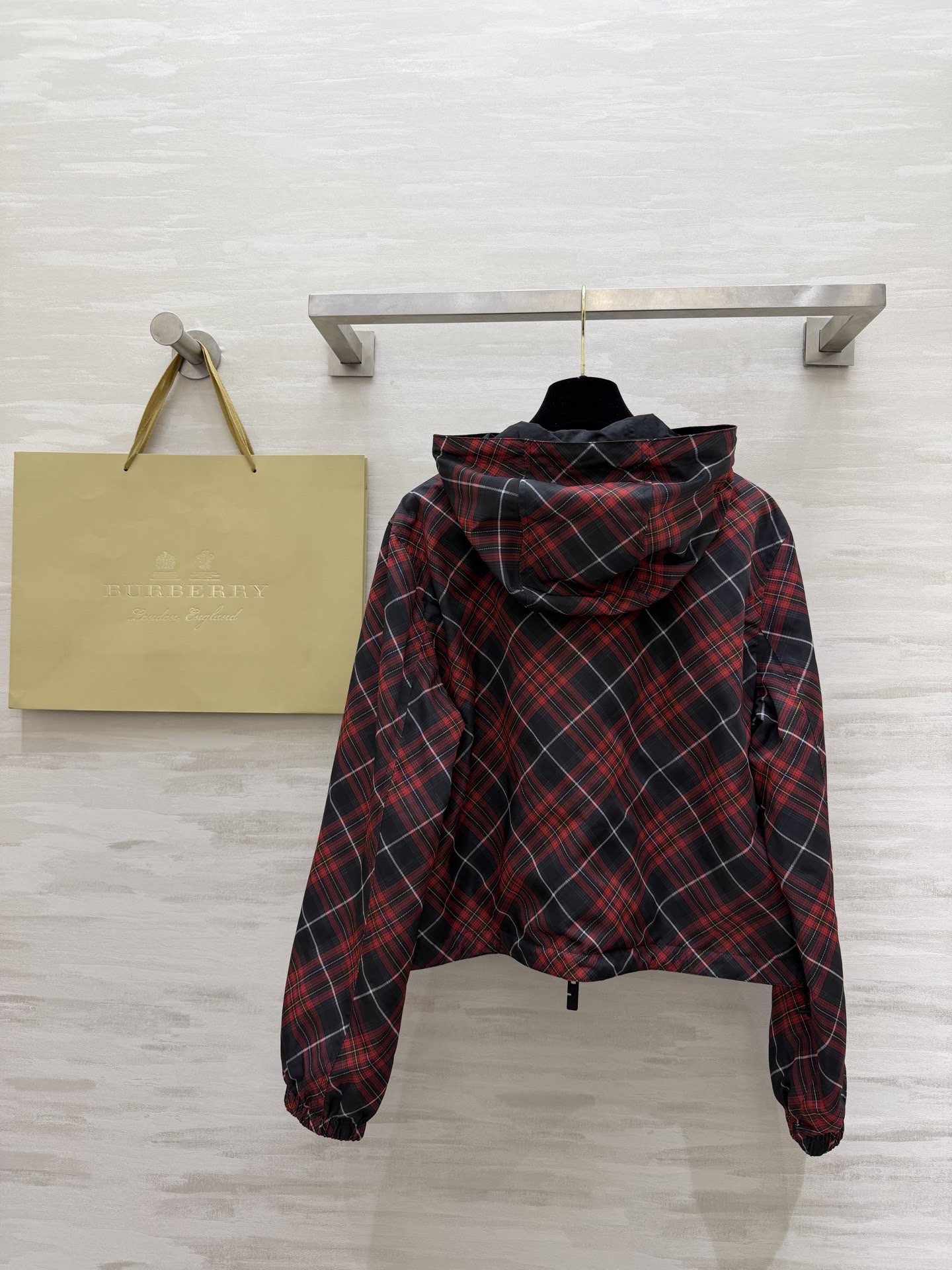 #Burberr²⁶春夏新款 双面可穿连帽外套 一面是带有格纹元素 洋溢春日温暖 一面纯黑简约大气 休闲