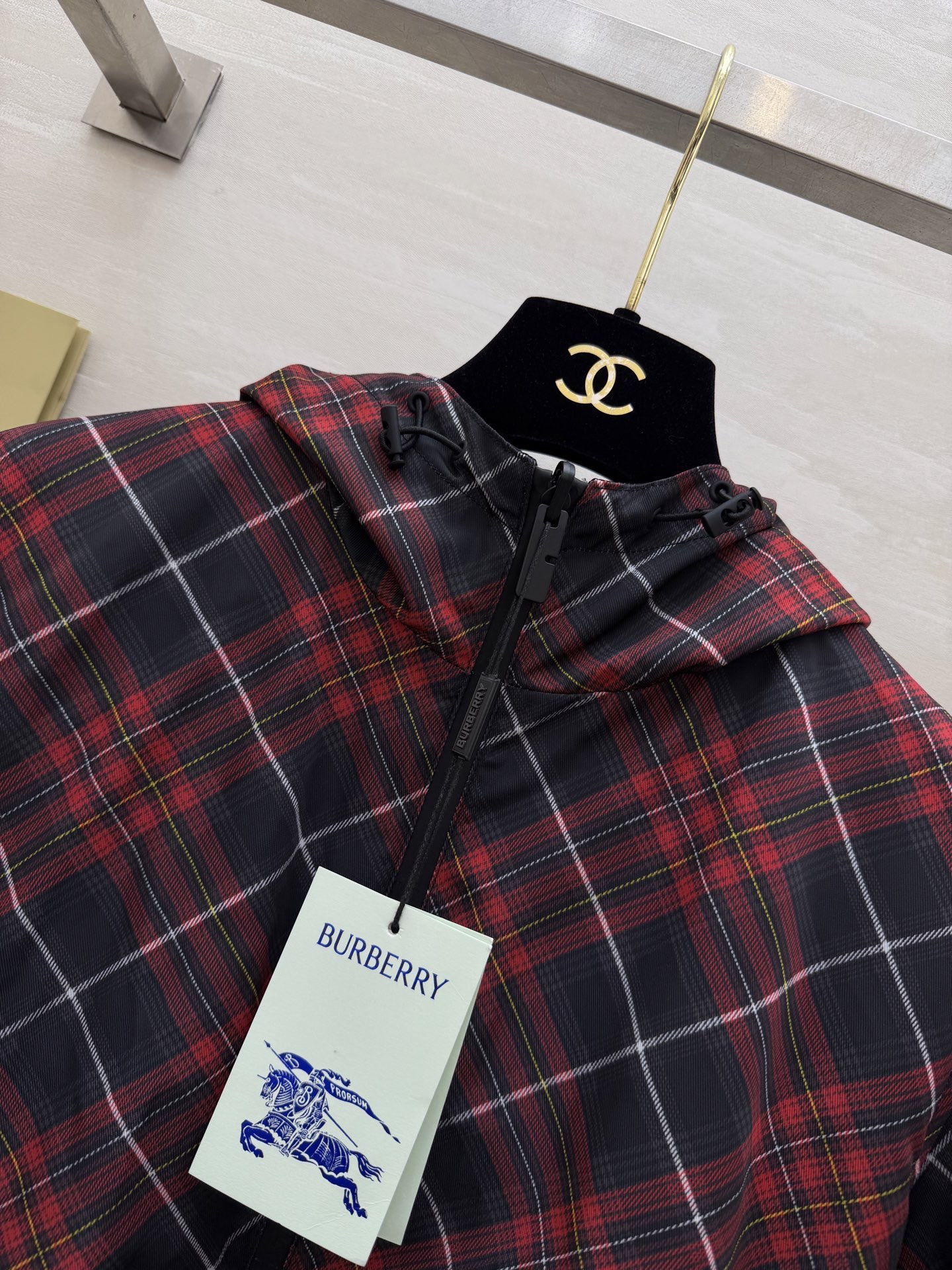 #Burberr²⁶春夏新款 双面可穿连帽外套 一面是带有格纹元素 洋溢春日温暖 一面纯黑简约大气 休闲