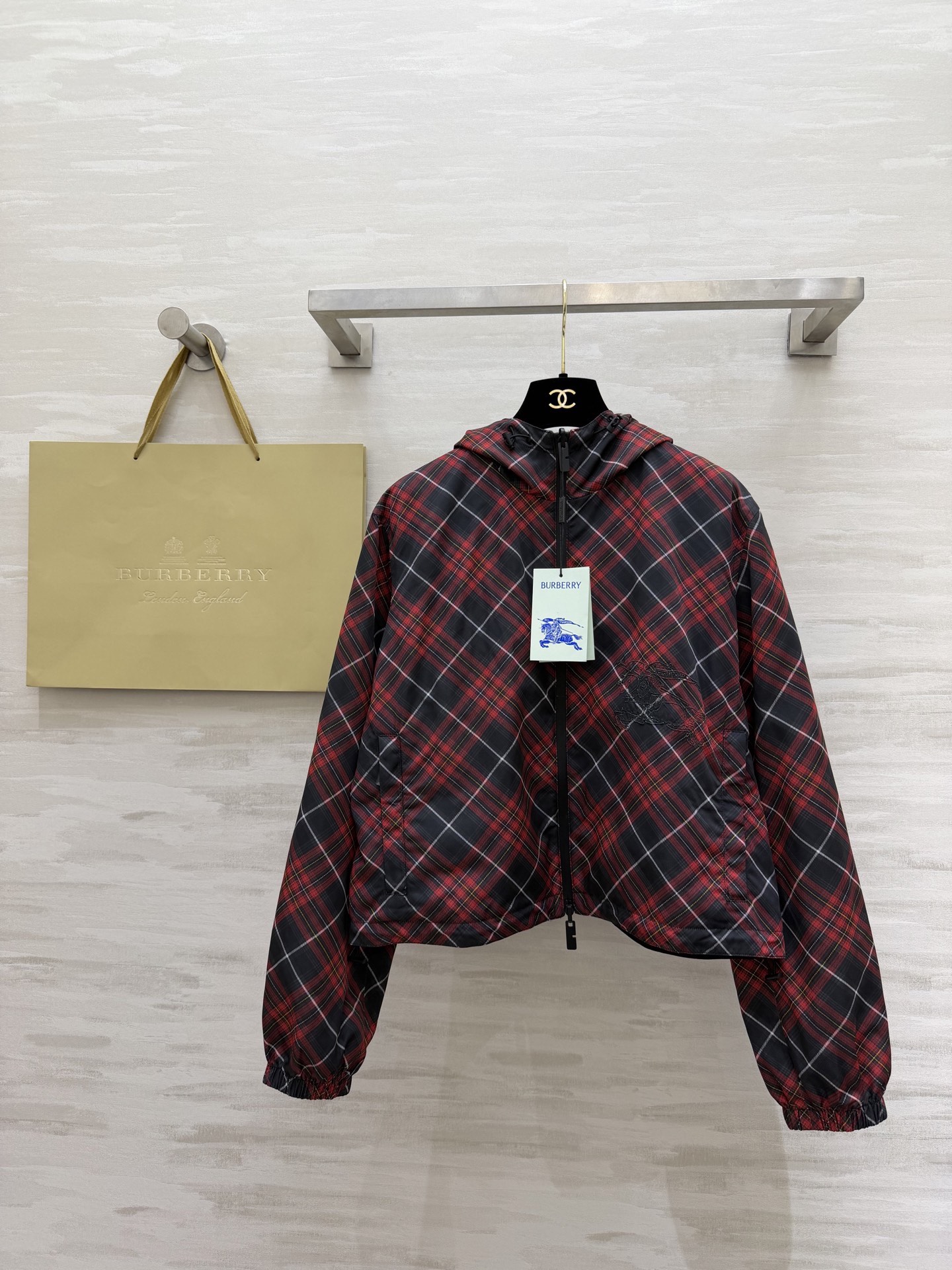 NO:720267,#The highest version on the market. The girl inspects the goods, trims the three marks on the threads, and delivers the goods. You can post pictures and take videos. If you want quality or service, please add me on WeChat. We will not accept urgent orders. Burberr's new spring and summer style double-sided hooded jacket. One side has plaid elements, full of spring warmth, and the other side is pure black, simple and elegant, casual and fashionable, a perfect tool for reducing age!  High-quality customization, available in stock first size S/M/L/XL/XXL (M size shoulder width 45, bust 112, length 54), Burberry - clothing, burberry, jackets & coats, hats,19860909#市面最高版本小妹验货、修剪线头上三标、发货可发图及拍视频,要品质要服务的加我微信,不接急单. Burberr春夏新款 双面可穿连帽外套 一面是带有格纹元素 洋溢春日温暖 一面纯黑简约大气 休闲又时髦 妥妥的减龄利器！高品质定制 现货首发sizeS/M/L/XL/XXL（M码肩宽45,胸围112,衣长54）,博柏利-服装,burberry,jackets & coats,hats,,Women's clothing