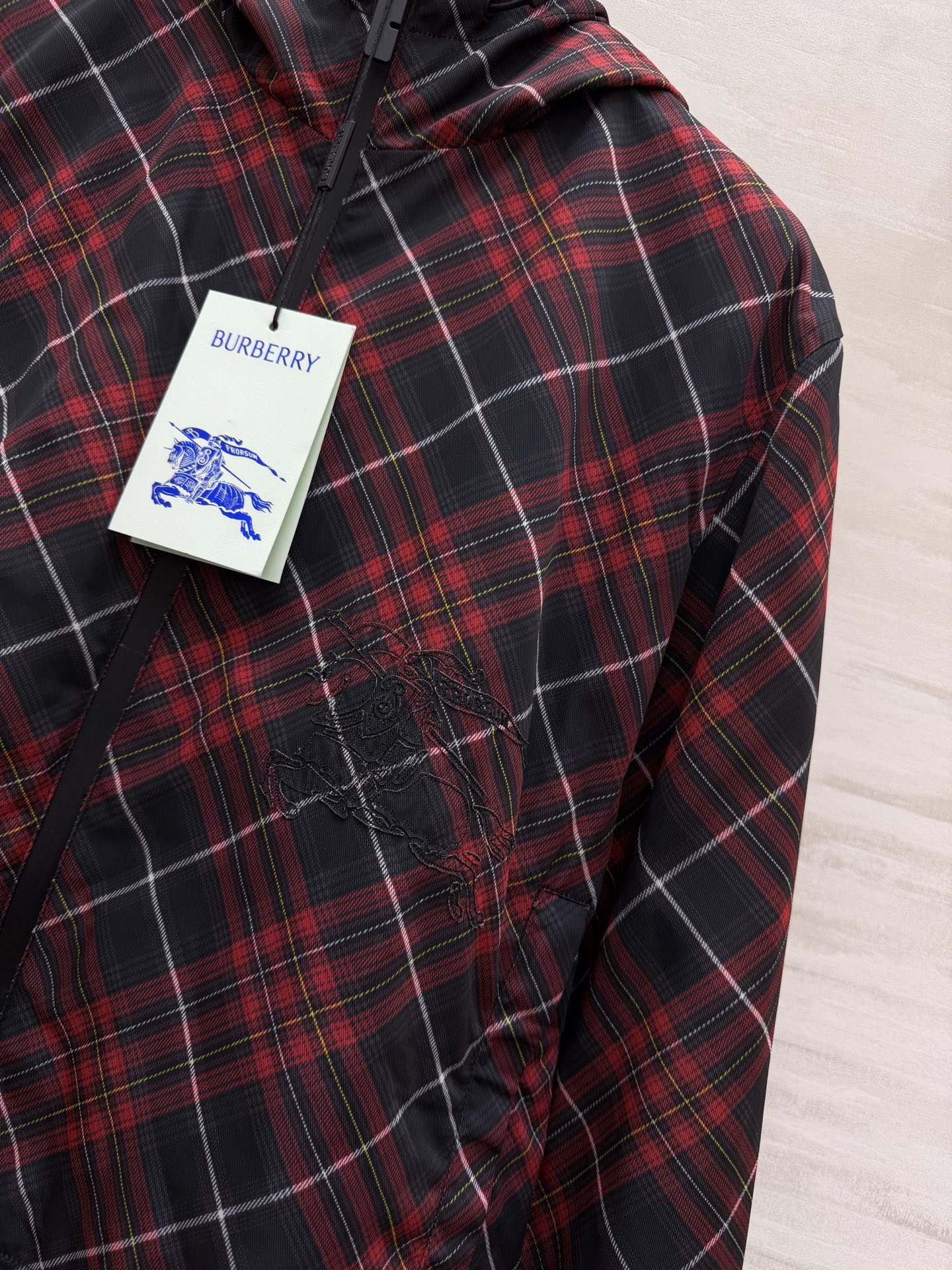 #Burberr²⁶春夏新款 双面可穿连帽外套 一面是带有格纹元素 洋溢春日温暖 一面纯黑简约大气 休闲