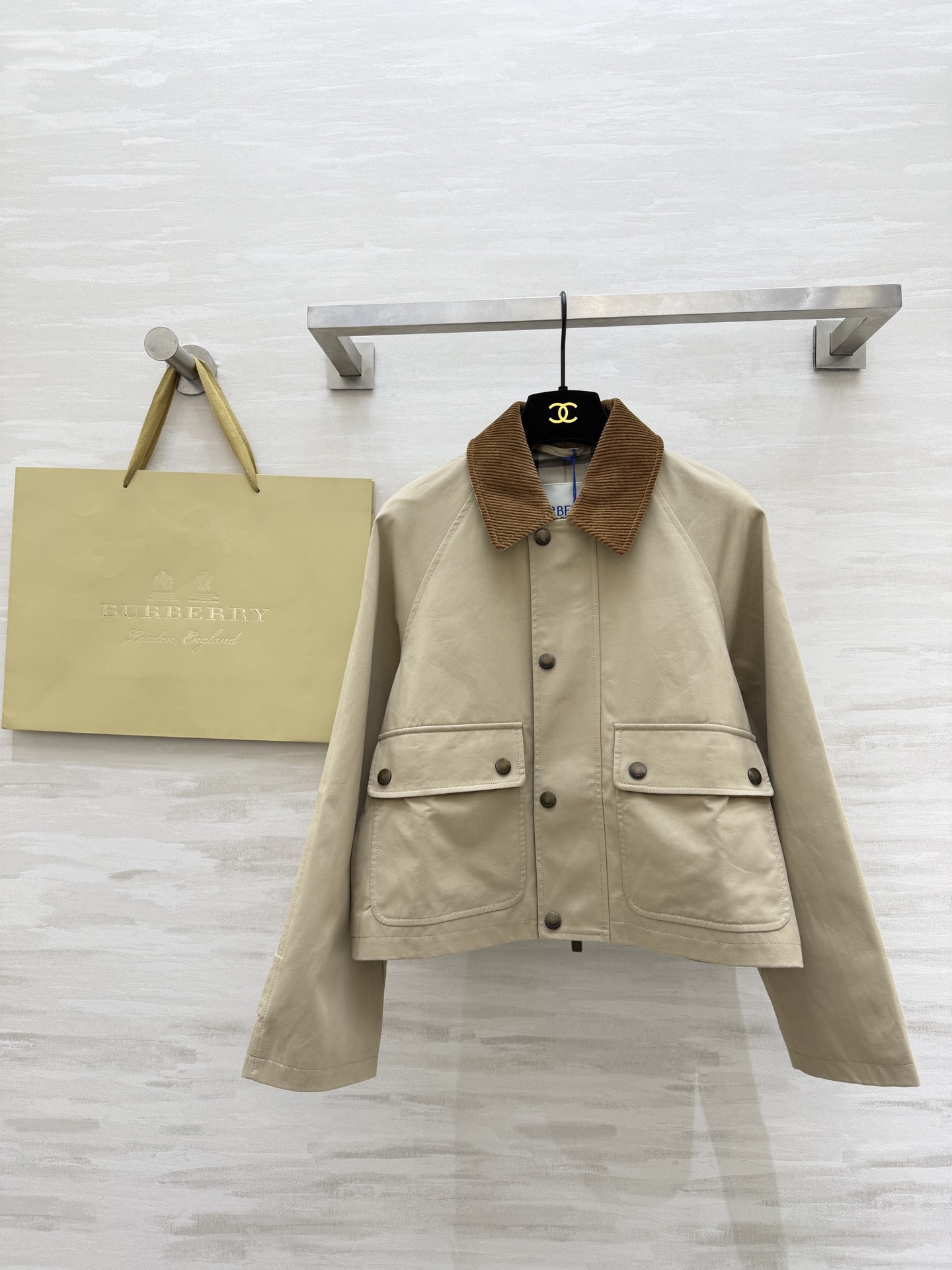 NO:720281,#The highest version on the market. The girl inspects the goods, trims the three marks on the threads, and delivers the goods. You can post pictures and take videos. If you want quality and service, please add me on WeChat. We will not accept urgent orders. Burberr's new Barn style jacket. Classic cotton twill fabric with brown corduroy lapels. Retro and practical. Short design + double flap pockets. Distressed hardware zipper buttons. Full marks for details!  Raglan long sleeves, comfortable to wear, windproof and breathable, perfect for spring and autumn, easy to match with jeans or casual pants, whether commuting or outdoors, straightforward and elegant, versatile and not picky, high-quality customization, available in stock first size S/M/L/XL (M size bust 98, length 50), Burberry - Clothing, burberry, jeans, jackets & coats,19860909#市面最高版本小妹验货、修剪线头上三标、发货可发图及拍视频,要品质要服务的加我微信,不接急单. Burberr新款巴恩风夹克 经典棉质斜纹面料搭配棕色灯芯绒翻领 复古又实用 短款设计+双翻盖口袋 做旧五金拉链纽扣 细节满分！插肩式长袖 穿着舒适 防风透气 春秋季节超适合 无论通勤还是户外 都能轻松搭配牛仔裤或休闲裤 率性优雅 百搭不挑人 高品质定制 现货首发sizeS/M/L/XL（M码胸围98,衣长50）,博柏利-服装,burberry,jeans,jackets & coats,,Women's clothing