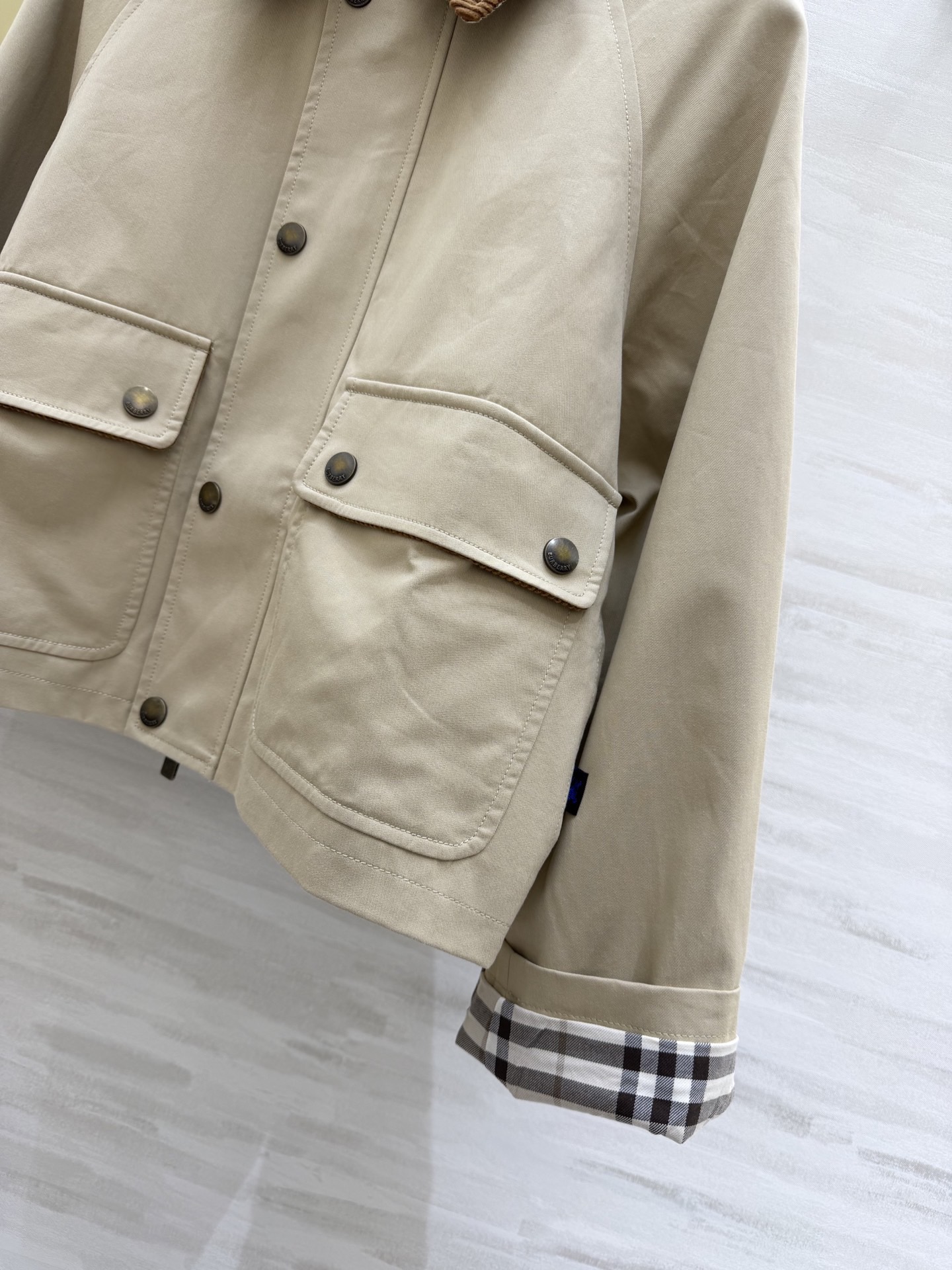 #Burberr♡²⁶新款巴恩风夹克 经典棉质斜纹面料搭配棕色灯芯绒翻领 复古又实用 短款设计+双翻盖口