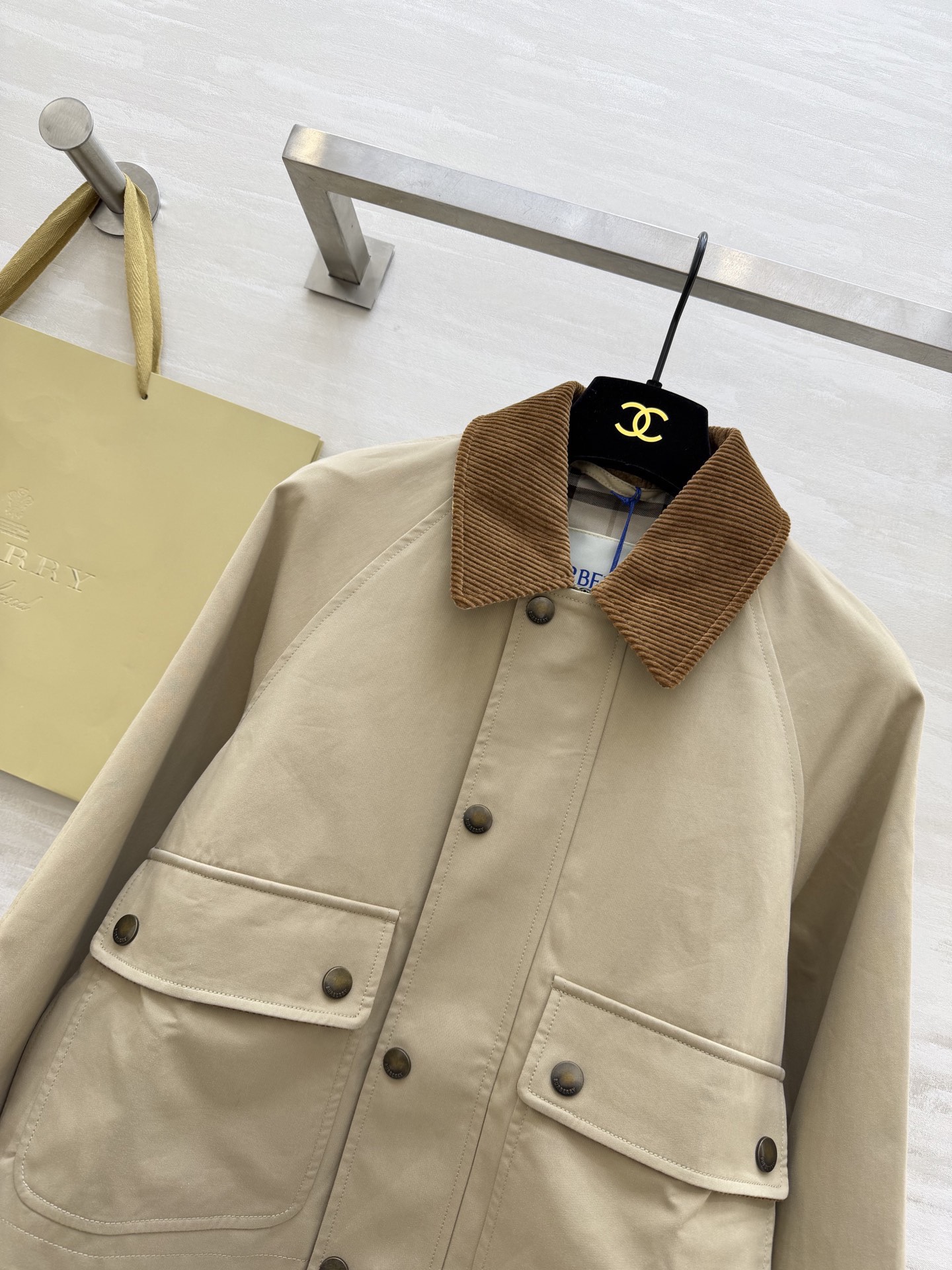 #Burberr♡²⁶新款巴恩风夹克 经典棉质斜纹面料搭配棕色灯芯绒翻领 复古又实用 短款设计+双翻盖口
