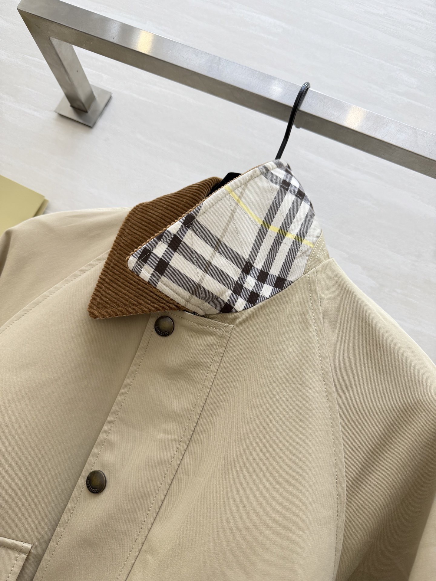 #Burberr♡²⁶新款巴恩风夹克 经典棉质斜纹面料搭配棕色灯芯绒翻领 复古又实用 短款设计+双翻盖口