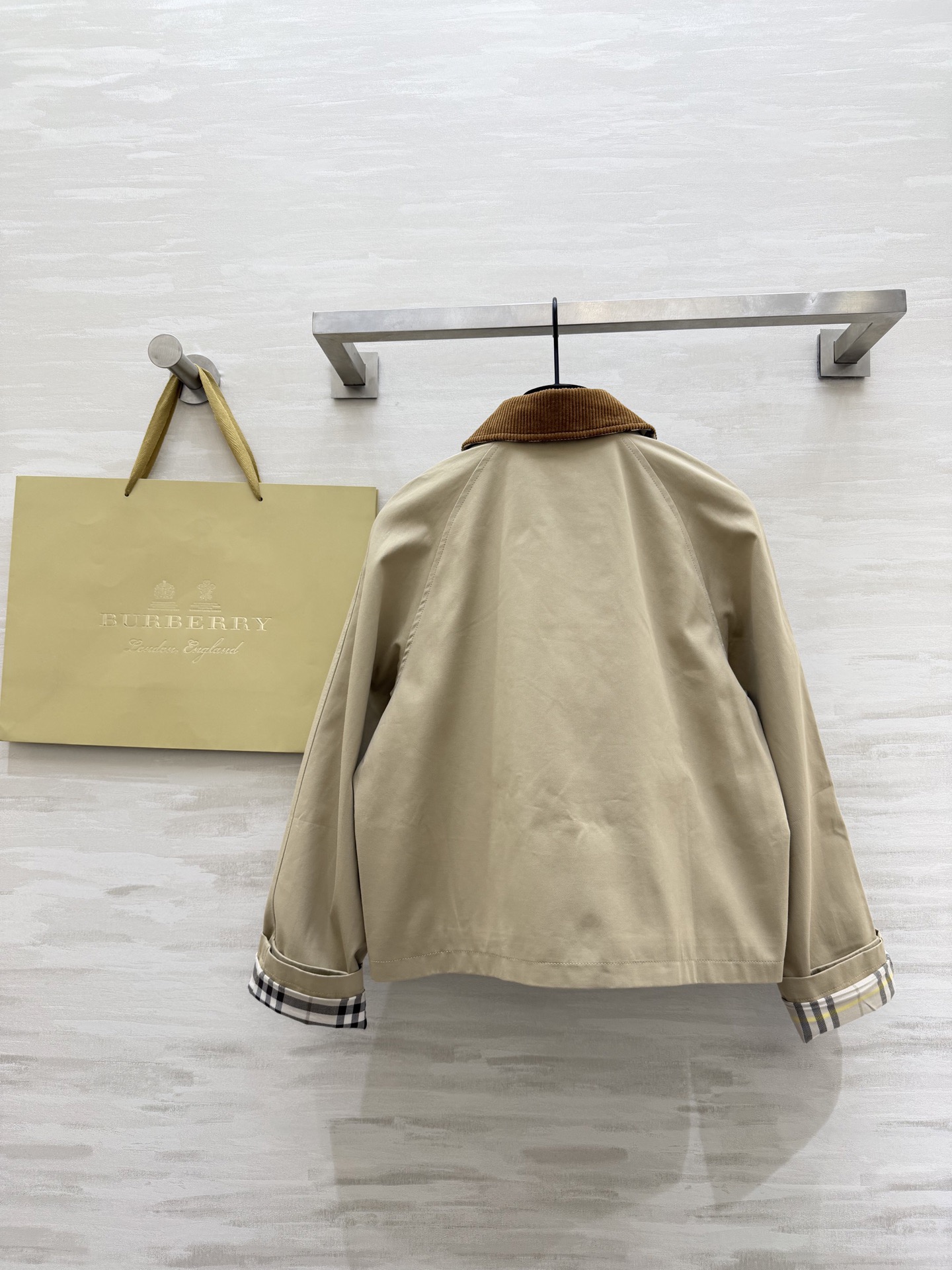 #Burberr♡²⁶新款巴恩风夹克 经典棉质斜纹面料搭配棕色灯芯绒翻领 复古又实用 短款设计+双翻盖口