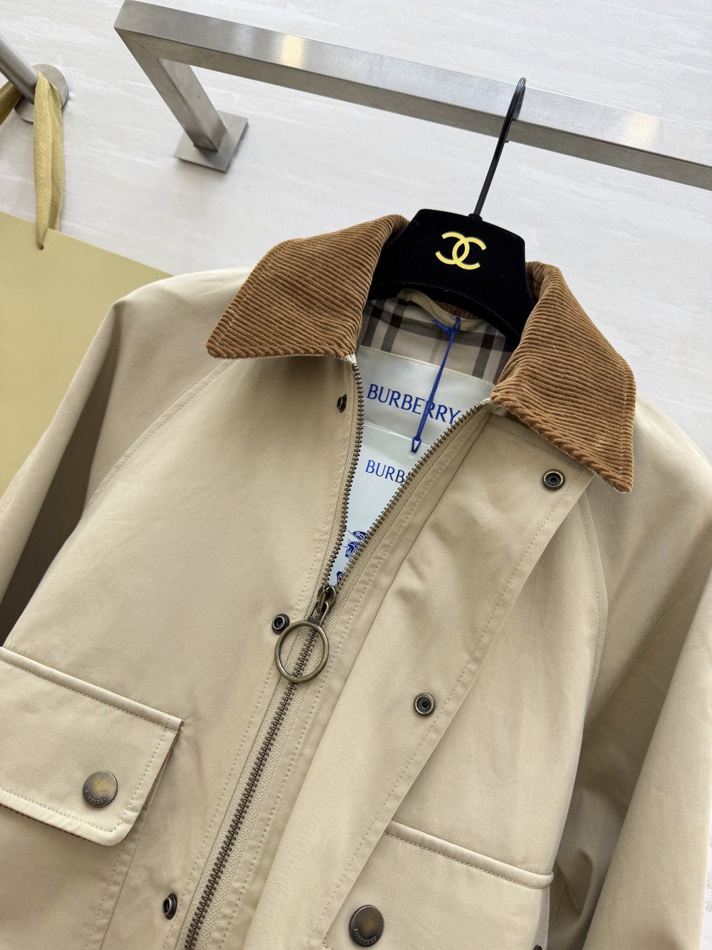 #Burberr♡²⁶新款巴恩风夹克 经典棉质斜纹面料搭配棕色灯芯绒翻领 复古又实用 短款设计+双翻盖口