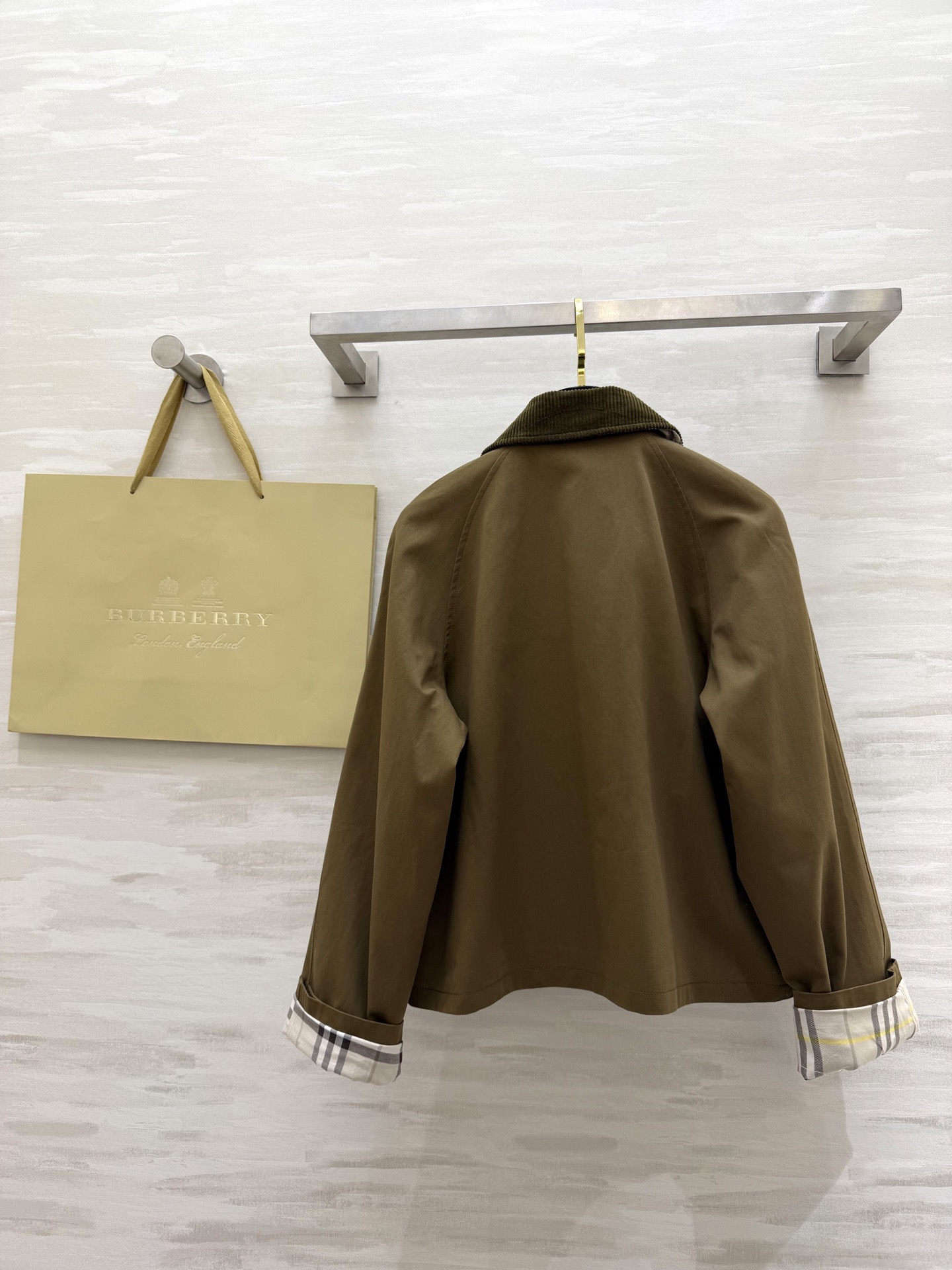 #Burberr♡²⁶新款巴恩风夹克 经典棉质斜纹面料搭配棕色灯芯绒翻领 复古又实用 短款设计+双翻盖口