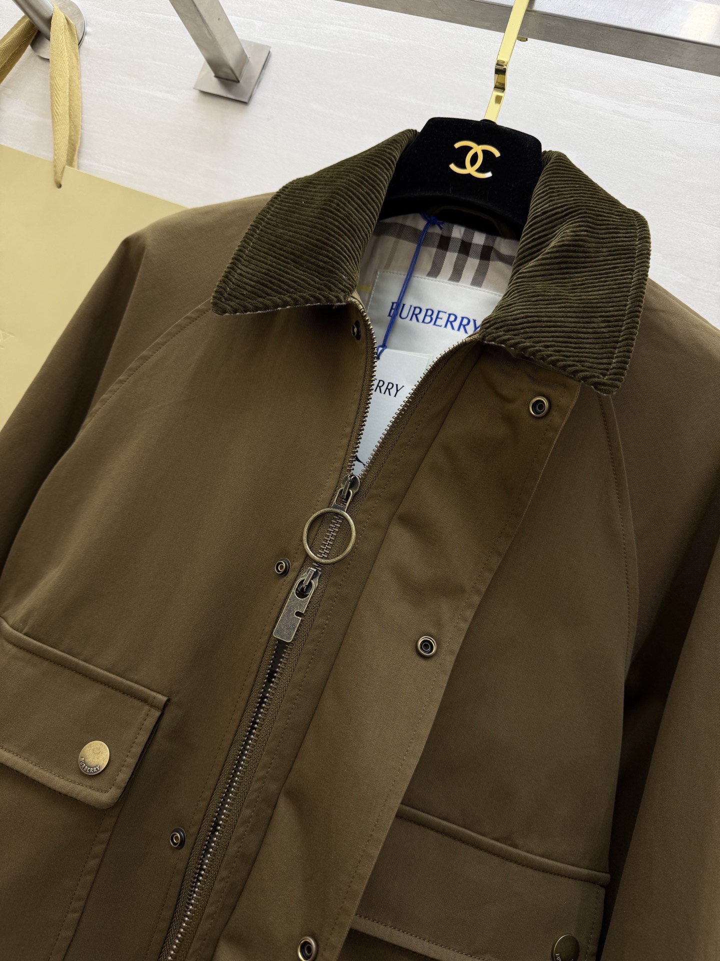 #Burberr♡²⁶新款巴恩风夹克 经典棉质斜纹面料搭配棕色灯芯绒翻领 复古又实用 短款设计+双翻盖口