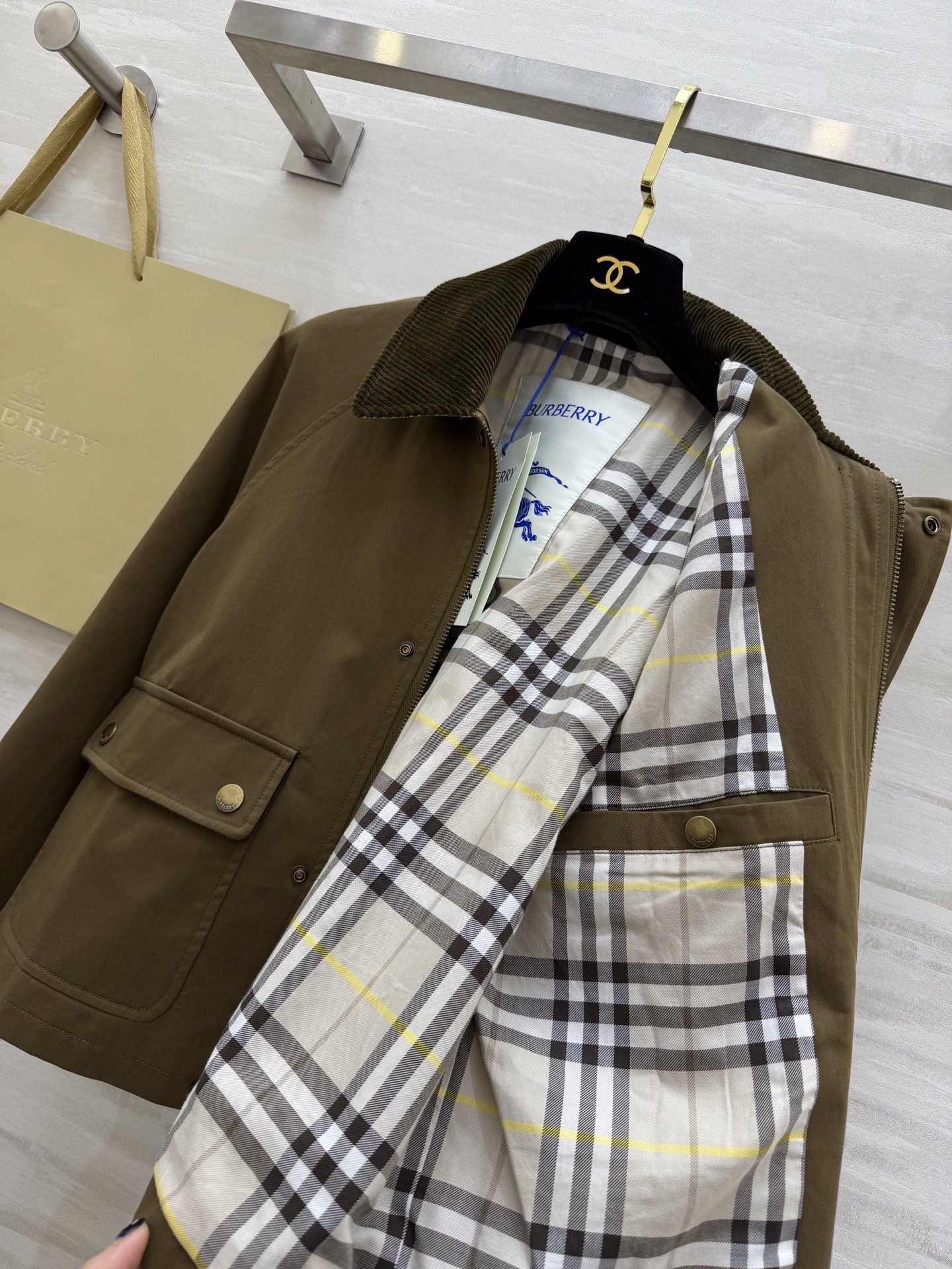 #Burberr♡²⁶新款巴恩风夹克 经典棉质斜纹面料搭配棕色灯芯绒翻领 复古又实用 短款设计+双翻盖口