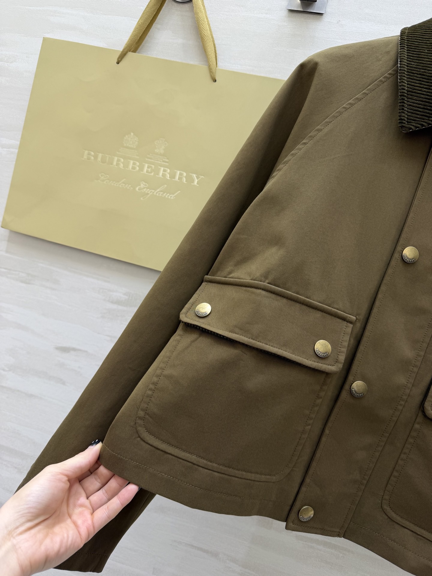 #Burberr♡²⁶新款巴恩风夹克 经典棉质斜纹面料搭配棕色灯芯绒翻领 复古又实用 短款设计+双翻盖口