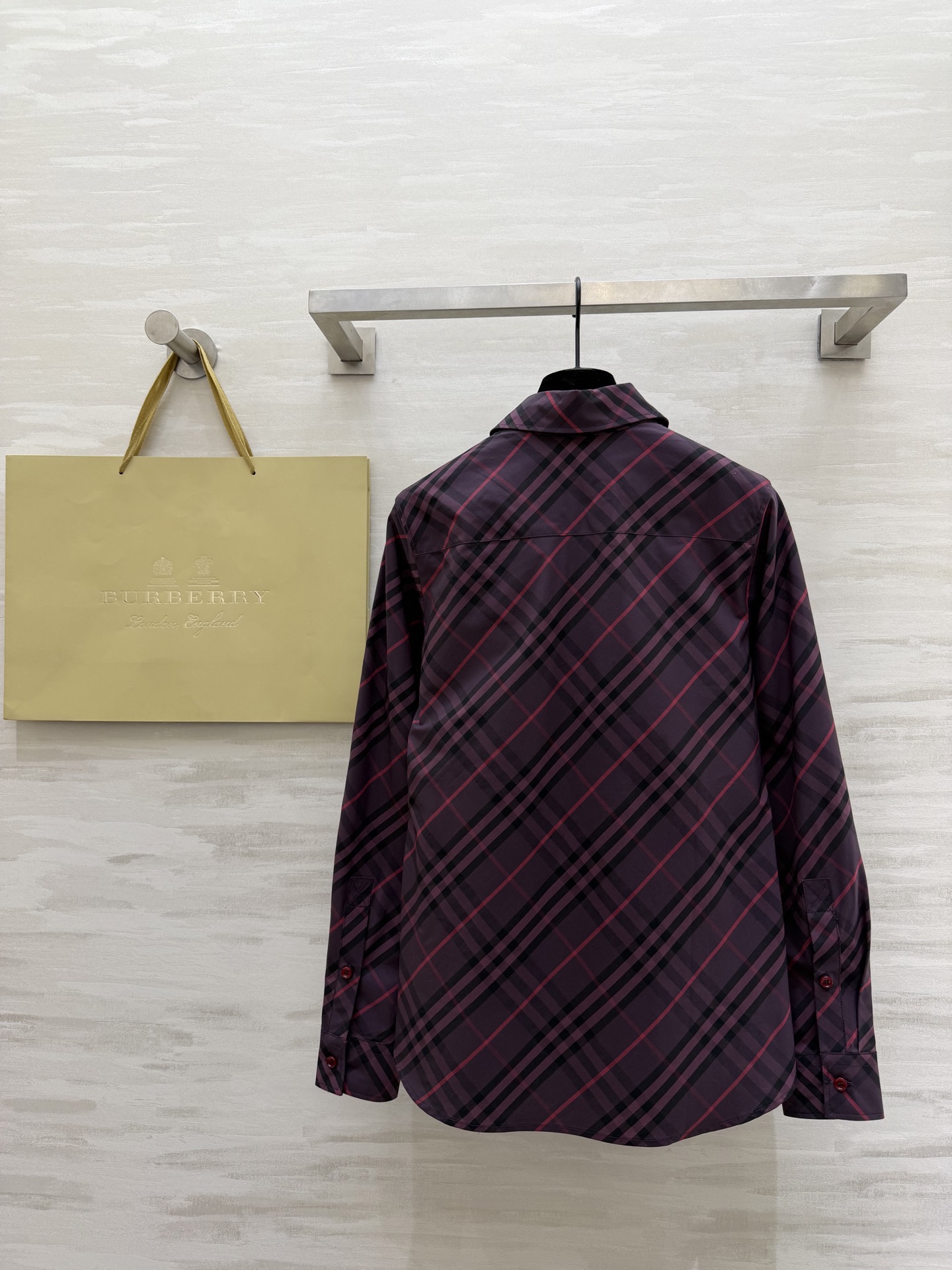 𝐁𝐮𝐫𝐛𝐞𝐫𝐫𝐲格纹衬衫｜人间种草机🌿Burberry格纹衬衫，真的是穿搭作弊器✔️不同配色+格纹 适配