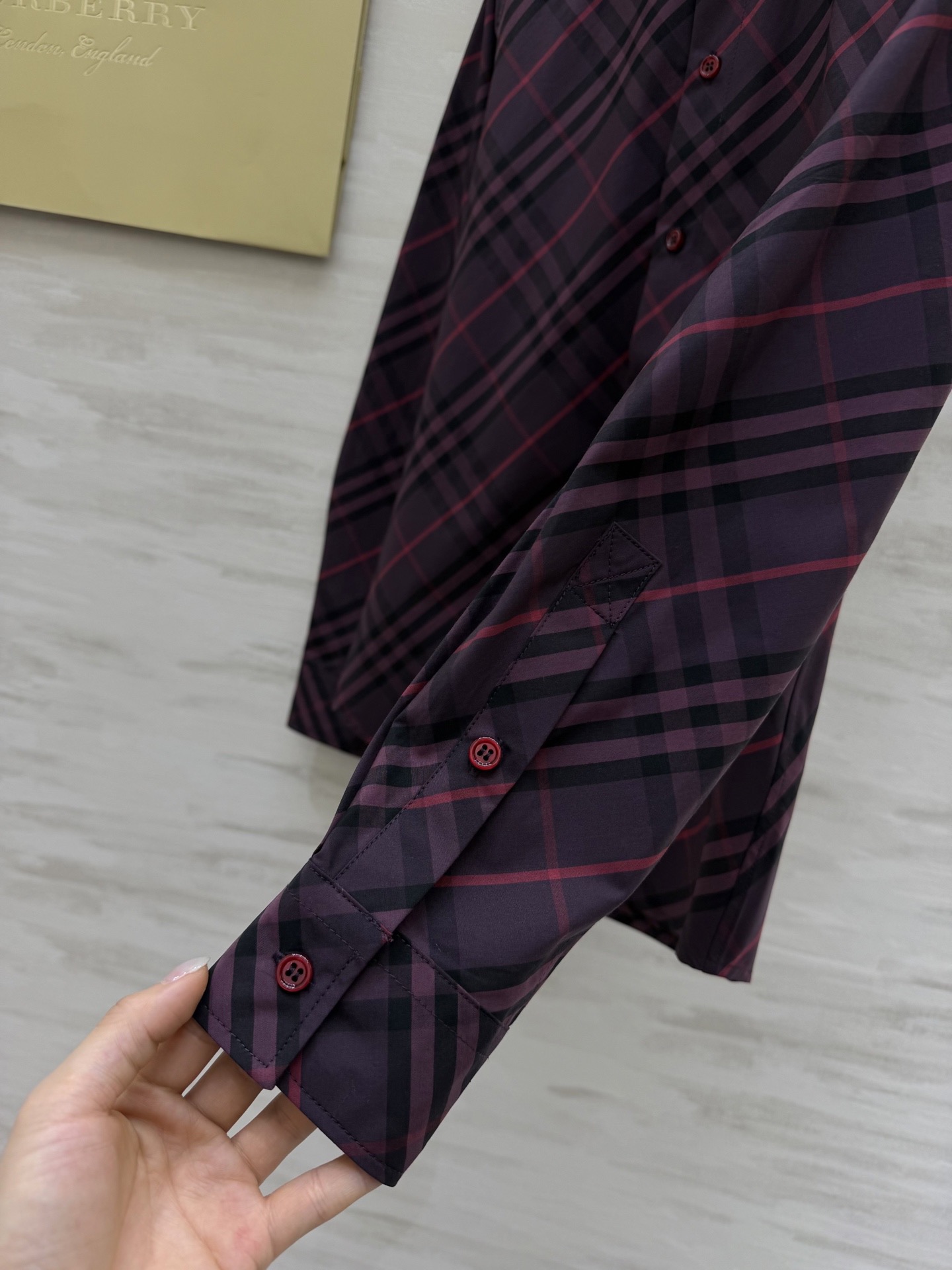 𝐁𝐮𝐫𝐛𝐞𝐫𝐫𝐲格纹衬衫｜人间种草机🌿Burberry格纹衬衫，真的是穿搭作弊器✔️不同配色+格纹 适配