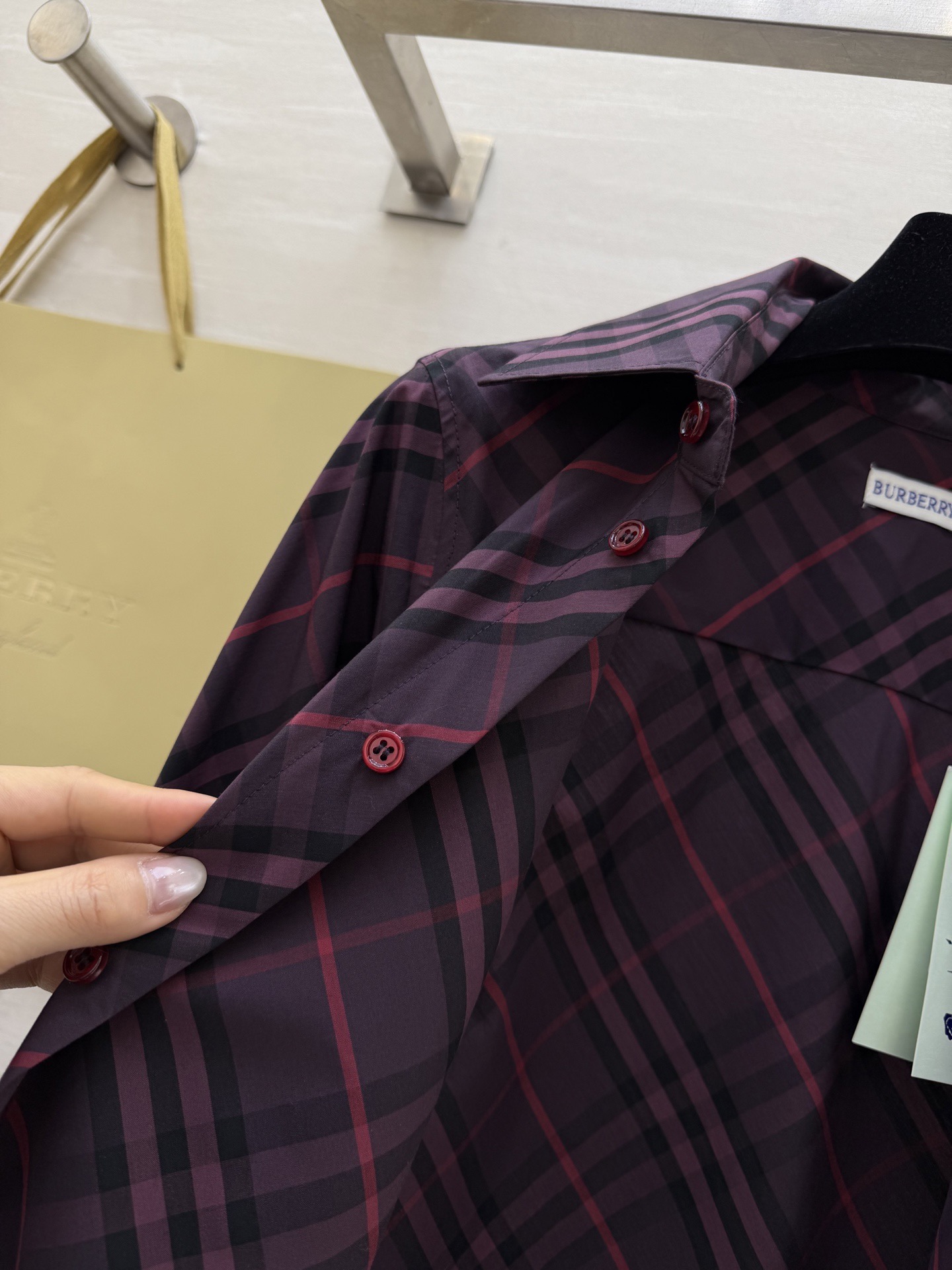 𝐁𝐮𝐫𝐛𝐞𝐫𝐫𝐲格纹衬衫｜人间种草机🌿Burberry格纹衬衫，真的是穿搭作弊器✔️不同配色+格纹 适配