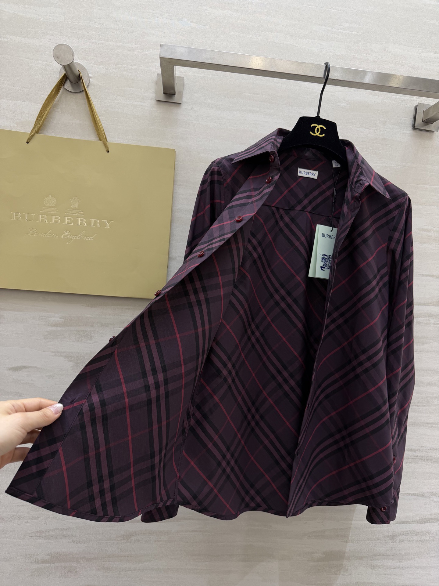 𝐁𝐮𝐫𝐛𝐞𝐫𝐫𝐲格纹衬衫｜人间种草机🌿Burberry格纹衬衫，真的是穿搭作弊器✔️不同配色+格纹 适配