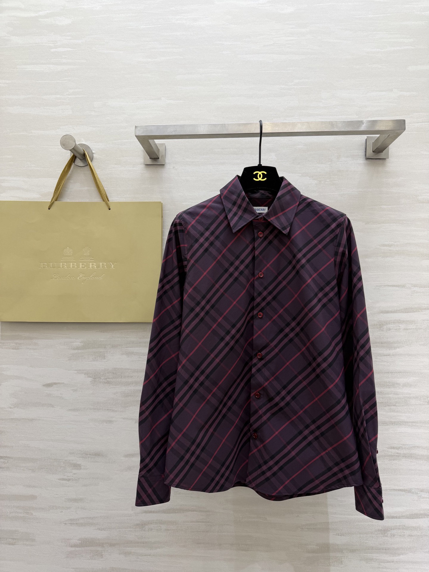 NO:720259,The highest version on the market, the girl inspects the goods, trims the three marks on the threads, and delivers the goods. You can post pictures and videos. If you want quality and service, add me on WeChat. We will not accept urgent orders. Checkered shirt｜The Burberry checkered shirt is really a cheating tool for dressing. Different colors + plaids. Perfect fit. Wear neatly alone or layered for the finishing touch. Paired with a skirt, it gives a French sense of relaxation. Paired with shorts, you can instantly transform into an American retro hottie. A shirt can revitalize the entire wardrobe.  High-quality customization, available in stock now, size 4/6/8/10/12 (shoulder width 37, bust 88, length 67 for size 6), Burberry - clothing, burberry, skirts, shorts, shirts,19860909市面最高版本小妹验货、修剪线头上三标、发货可发图及拍视频,要品质要服务的加我微信,不接急单. 格纹衬衫｜人间种草机 Burberry格纹衬衫,真的是穿搭作弊器 不同配色+格纹 适配度拉满 单穿利落、叠穿点睛 配半裙是法式松弛感 搭短裤又能秒变美式复古辣妹 一件衬衫盘活整个衣橱 高品质定制 现货首发size4/6/8/10/12（6码肩宽37,胸围88,衣长67）,博柏利-服装,burberry,skirts,shorts,shirts,,Women's clothing