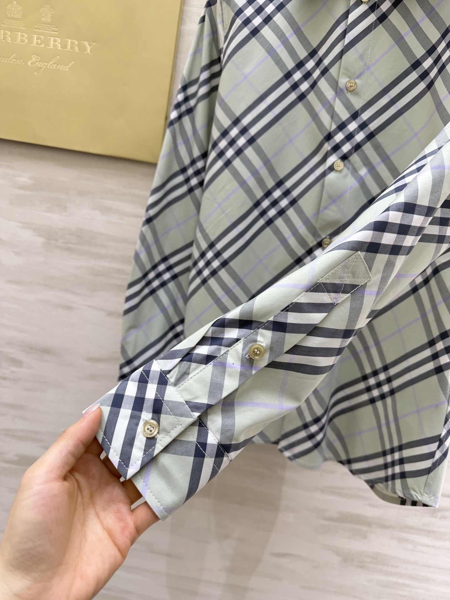 𝐁𝐮𝐫𝐛𝐞𝐫𝐫𝐲格纹衬衫｜人间种草机🌿Burberry格纹衬衫，真的是穿搭作弊器✔️不同配色+格纹 适配