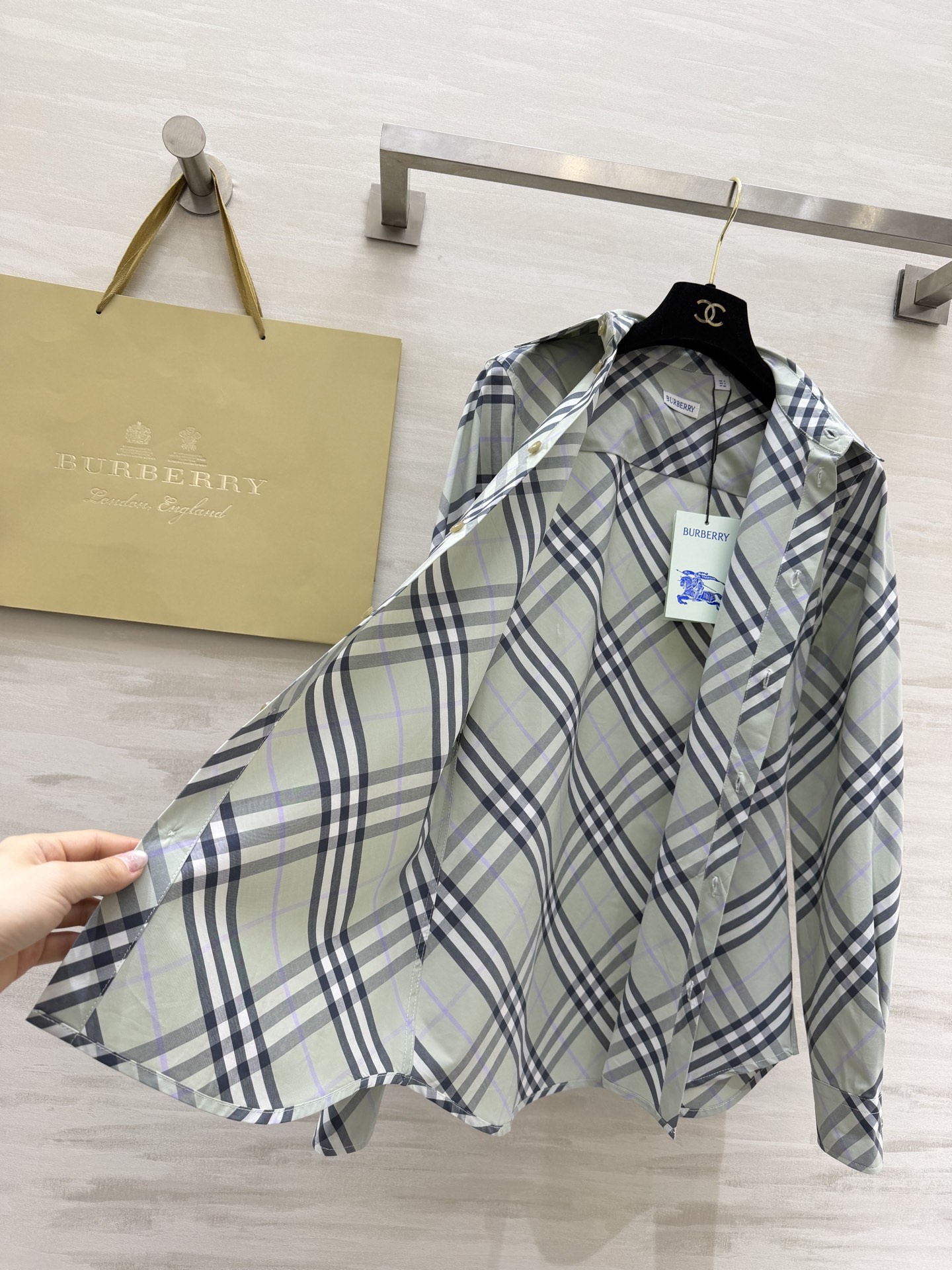 𝐁𝐮𝐫𝐛𝐞𝐫𝐫𝐲格纹衬衫｜人间种草机🌿Burberry格纹衬衫，真的是穿搭作弊器✔️不同配色+格纹 适配