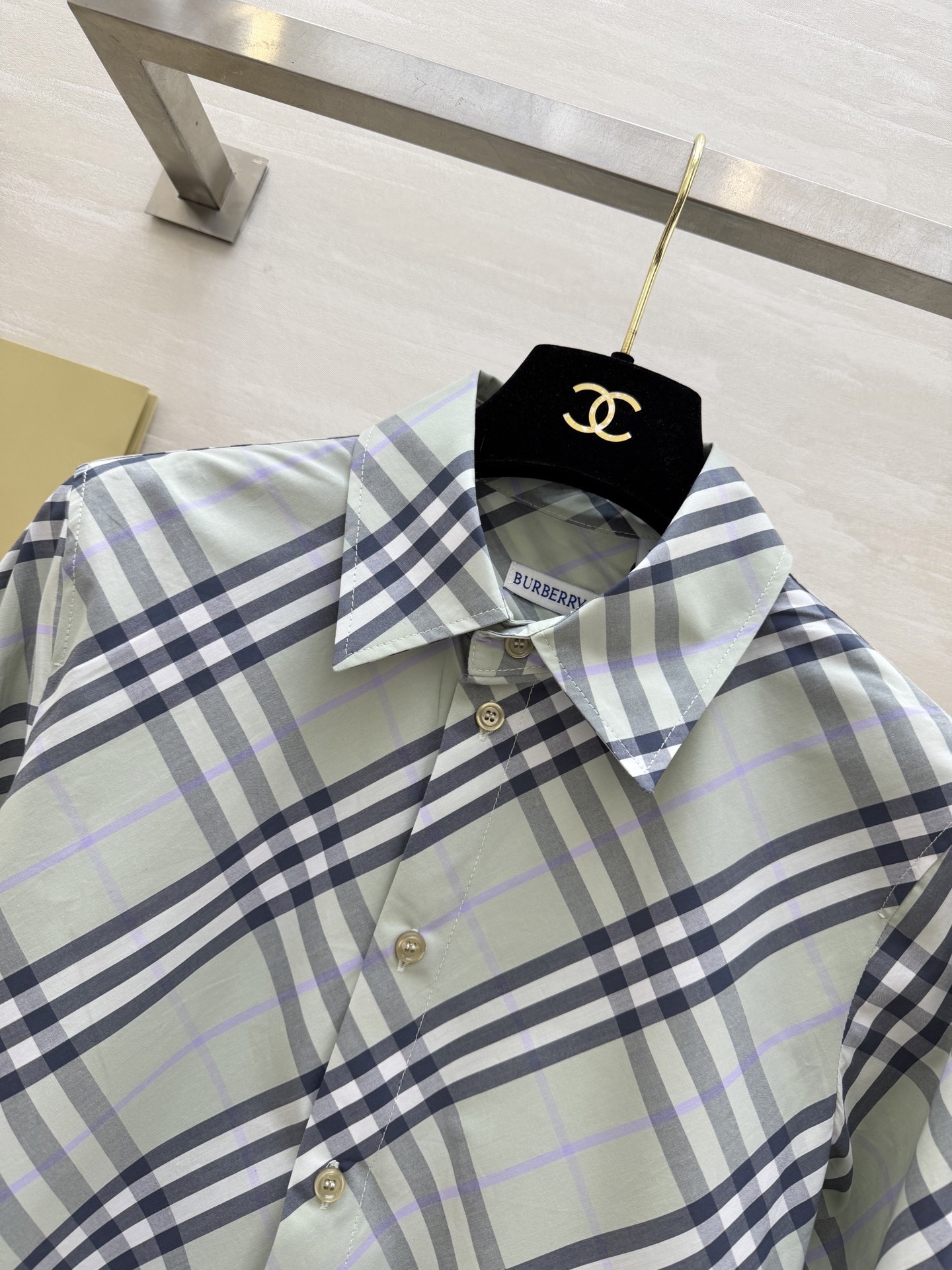 𝐁𝐮𝐫𝐛𝐞𝐫𝐫𝐲格纹衬衫｜人间种草机🌿Burberry格纹衬衫，真的是穿搭作弊器✔️不同配色+格纹 适配
