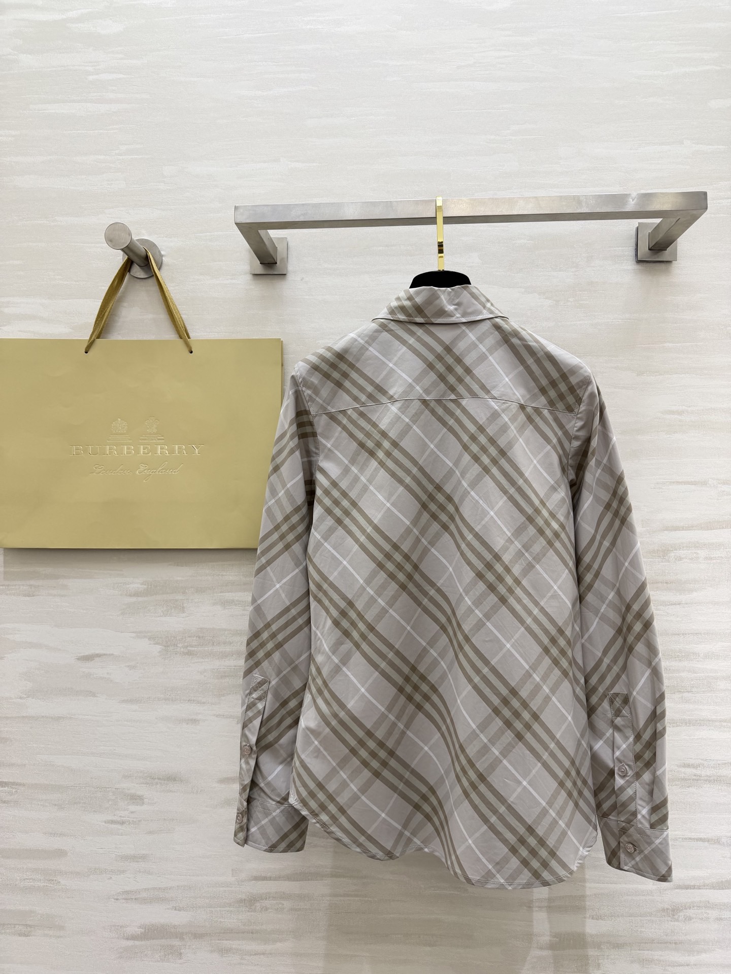 𝐁𝐮𝐫𝐛𝐞𝐫𝐫𝐲格纹衬衫｜人间种草机🌿Burberry格纹衬衫，真的是穿搭作弊器✔️不同配色+格纹 适配