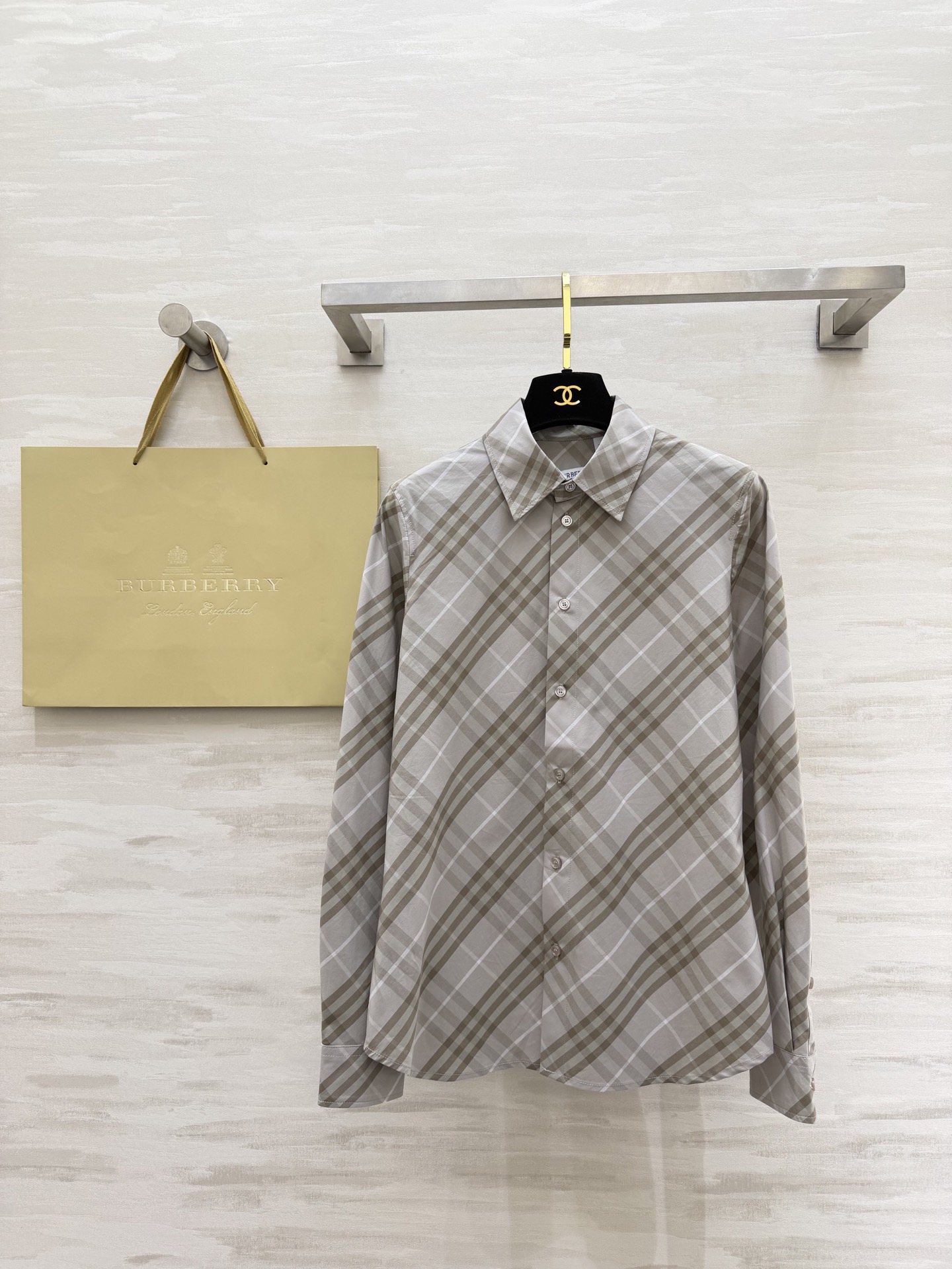 NO:720269,The highest version on the market, the girl inspects the goods, trims the three marks on the threads, and delivers the goods. You can post pictures and videos. If you want quality and service, add me on WeChat. We will not accept urgent orders. Checkered shirt｜The Burberry checkered shirt is really a cheating tool for dressing. Different colors + plaids. Perfect fit. Wear neatly alone or layered for the finishing touch. Paired with a skirt, it gives a French sense of relaxation. Paired with shorts, you can instantly transform into an American retro hottie. A shirt can revitalize the entire wardrobe.  High-quality customization, available in stock now, size 4/6/8/10/12 (shoulder width 37, bust 88, length 67 for size 6), Burberry - clothing, burberry, skirts, shorts, shirts,19860909市面最高版本小妹验货、修剪线头上三标、发货可发图及拍视频,要品质要服务的加我微信,不接急单. 格纹衬衫｜人间种草机 Burberry格纹衬衫,真的是穿搭作弊器 不同配色+格纹 适配度拉满 单穿利落、叠穿点睛 配半裙是法式松弛感 搭短裤又能秒变美式复古辣妹 一件衬衫盘活整个衣橱 高品质定制 现货首发size4/6/8/10/12（6码肩宽37,胸围88,衣长67）,博柏利-服装,burberry,skirts,shorts,shirts,,Women's clothing